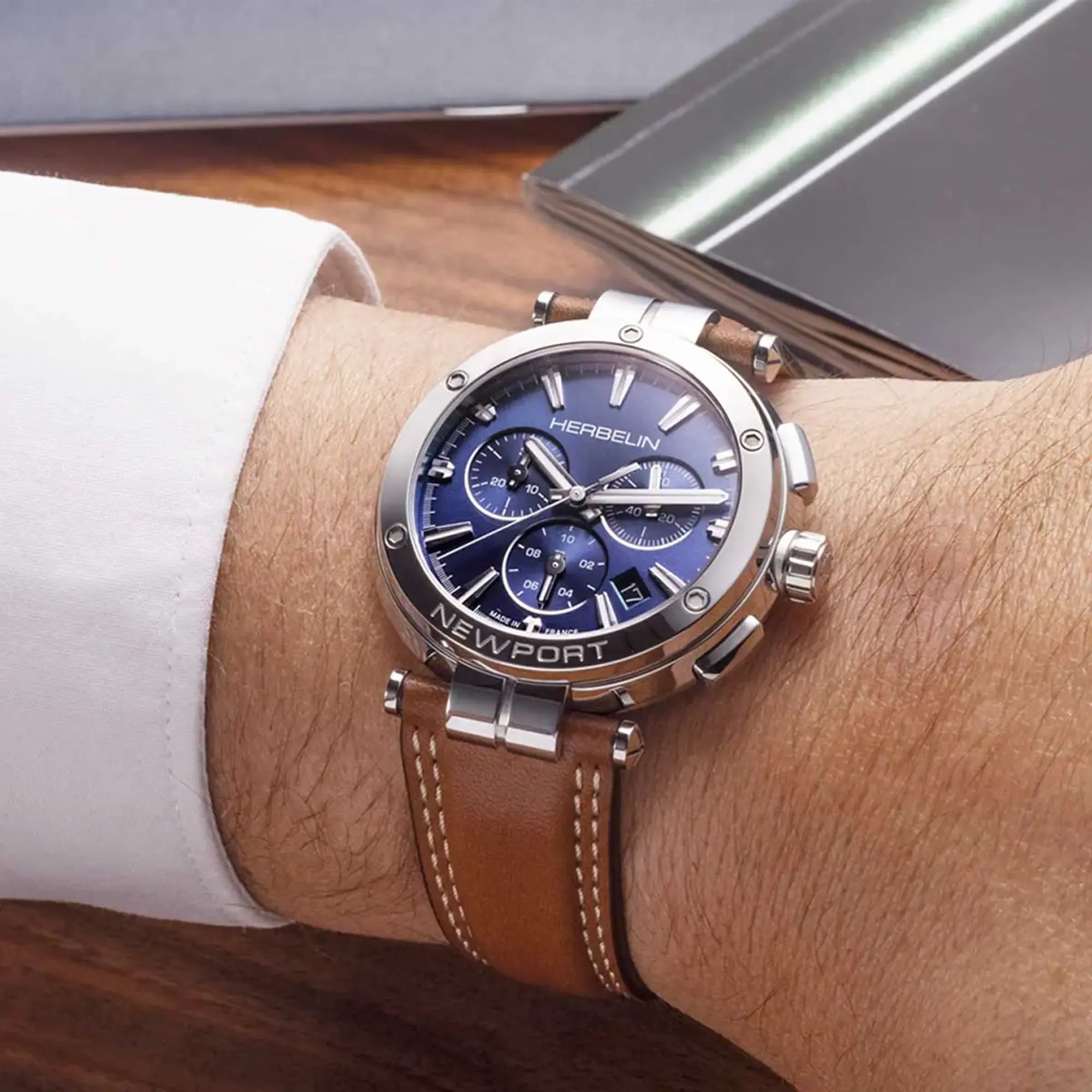 herbelin-newport-chronographe-homme-cadran-bleu-soleil-bo-tier-acier-bracelet-cu image 2