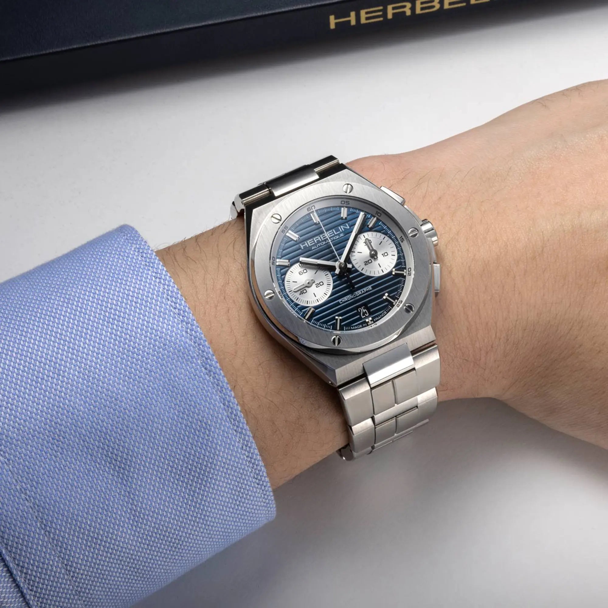 herbelin-cap-camarat-chronographe-automatique-42mm-montre-homme-acier-bleu image 2