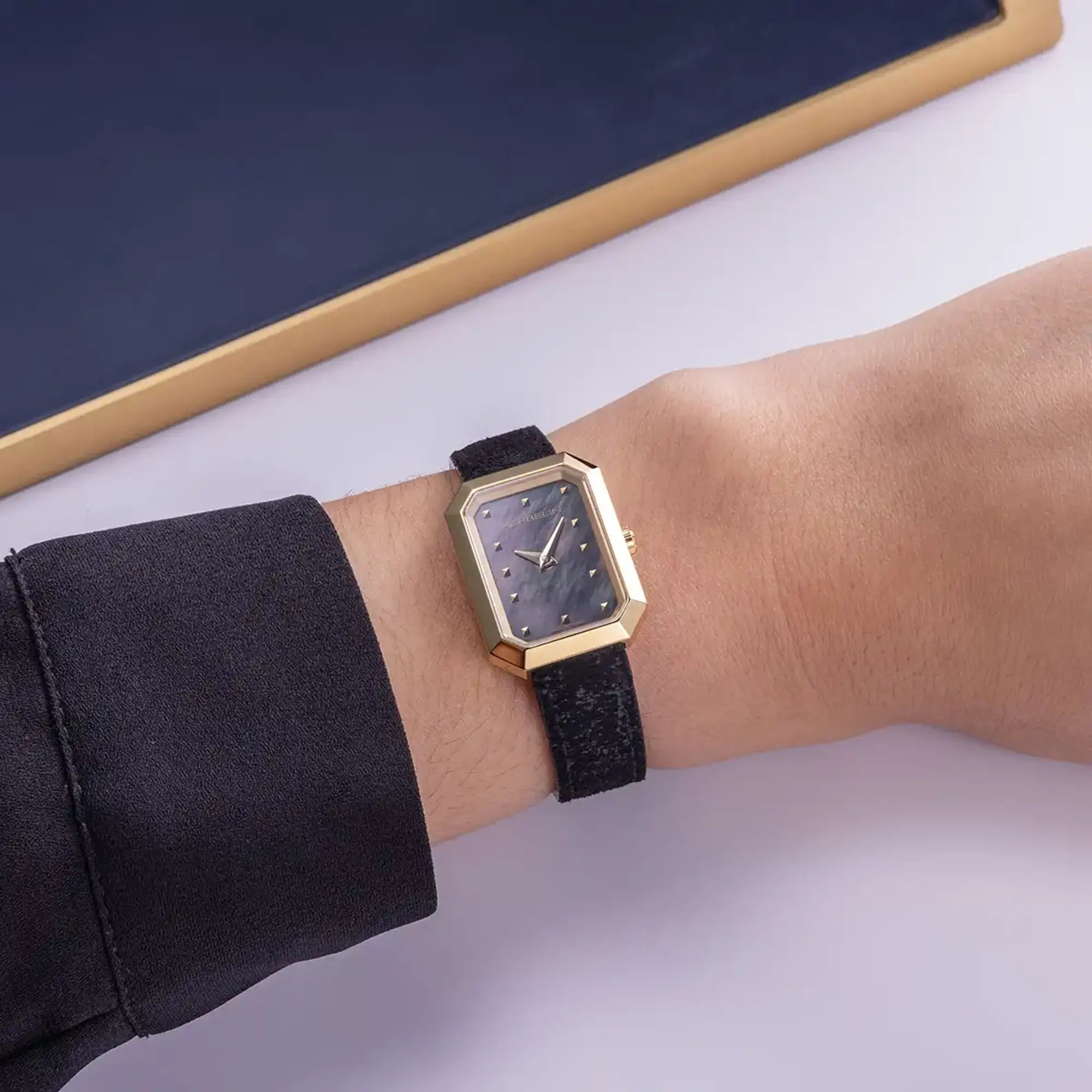 herbelin-octog-ne-quartz-montre-femme-nacre-noire-cuir image 2