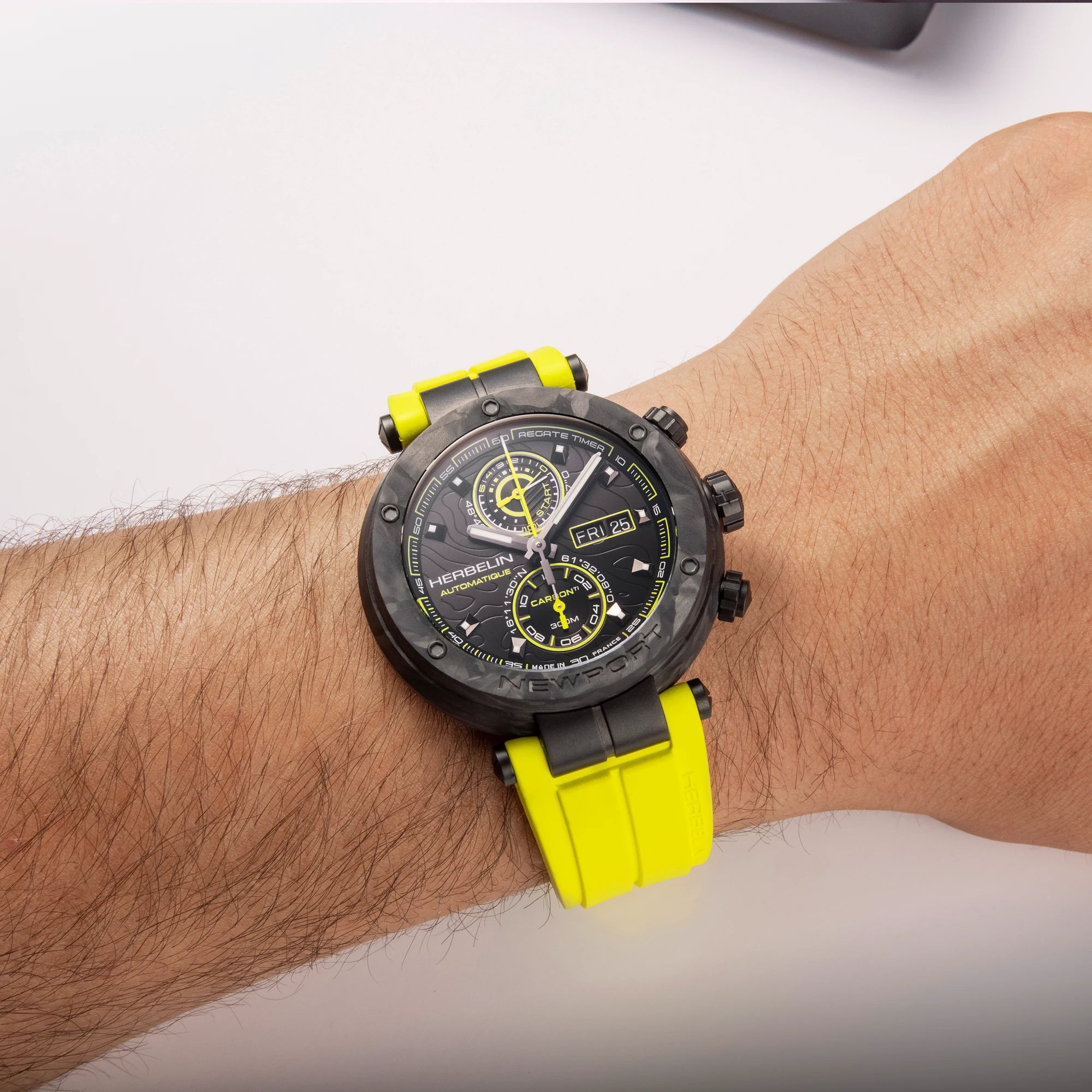 herbelin-newport-carbone-titane-chronographe-jaune-montre-automatique-plongeuse- image 2