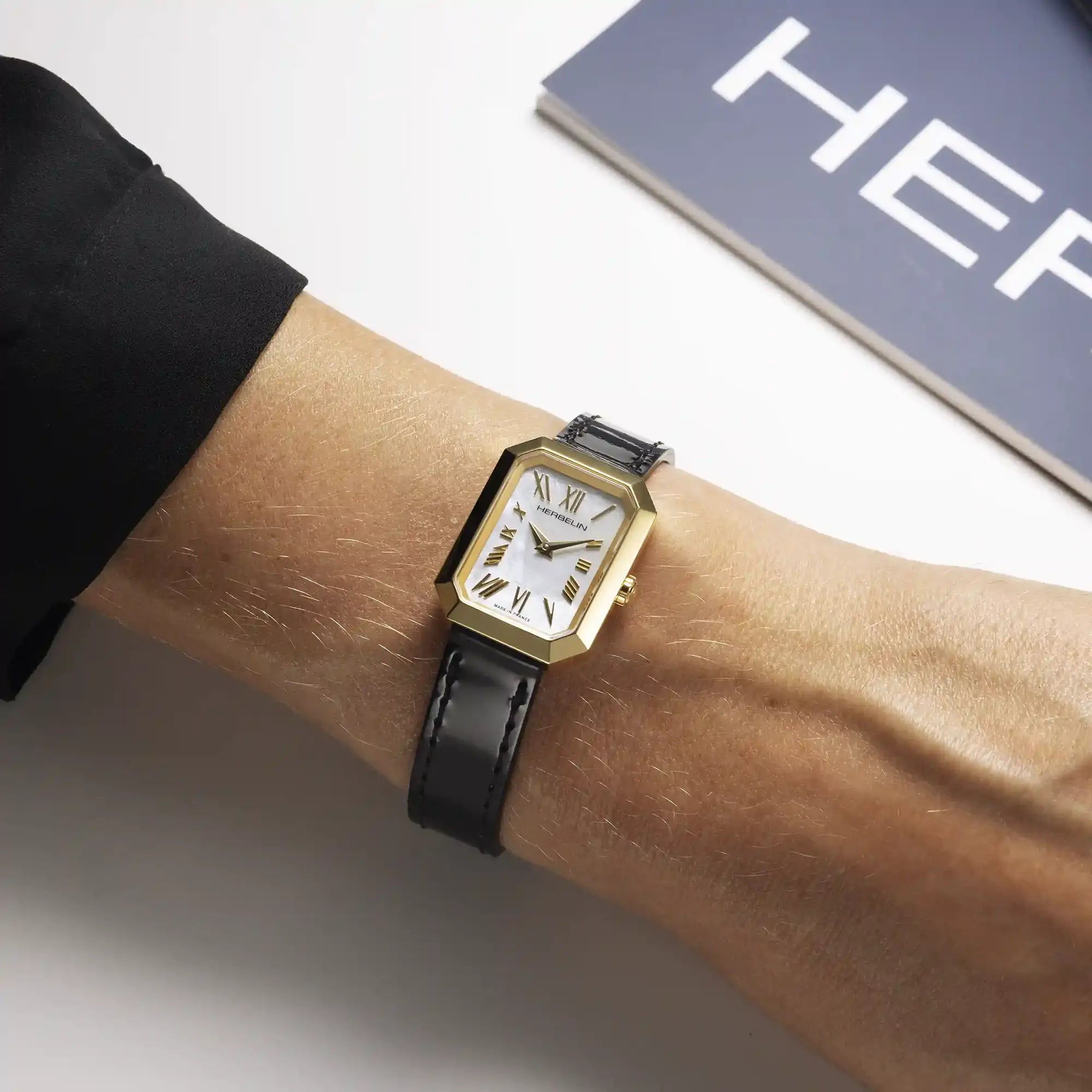 herbelin-octog-ne-quartz-femme-pvd-or-jaune-nacre-blanche image 2