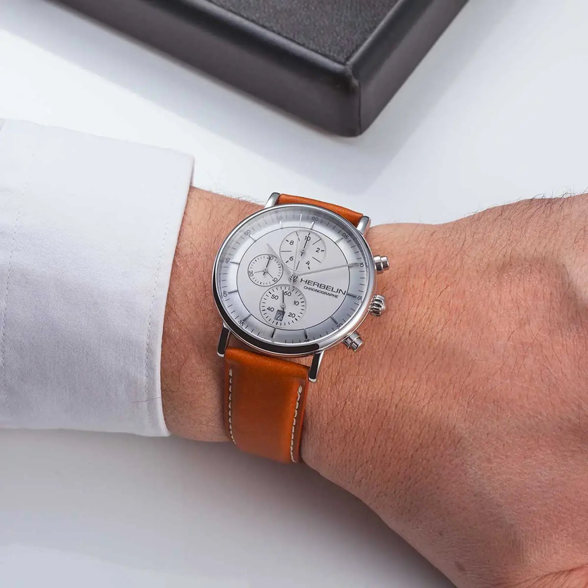 herbelin-inspiration-montre-chronographe-homme-acier-cuir-camel image 2