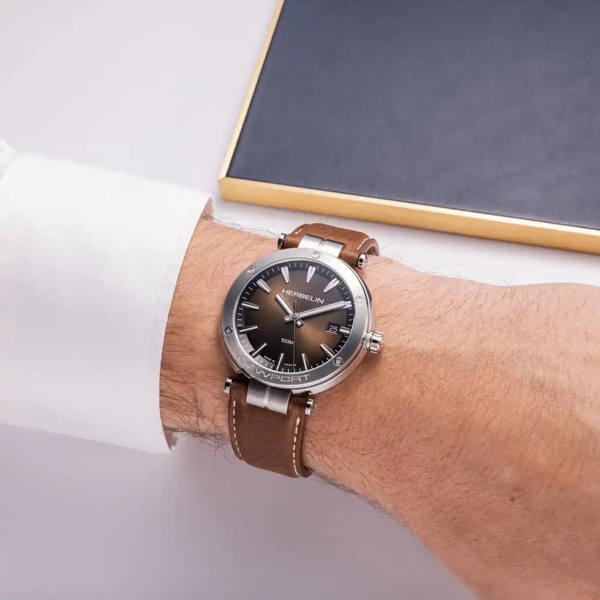 herbelin-newport-quartz-montre-homme-brun-cuir-brun image 2