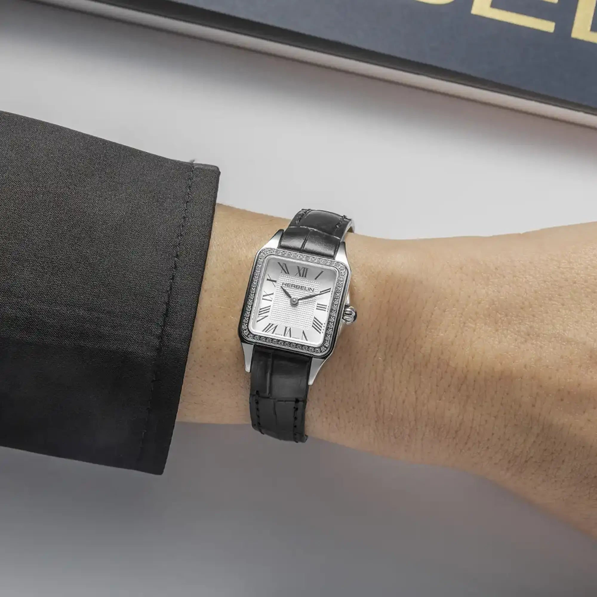herbelin-luna-mini-quartz-montre-femme-diamants-cuir-noir image 2
