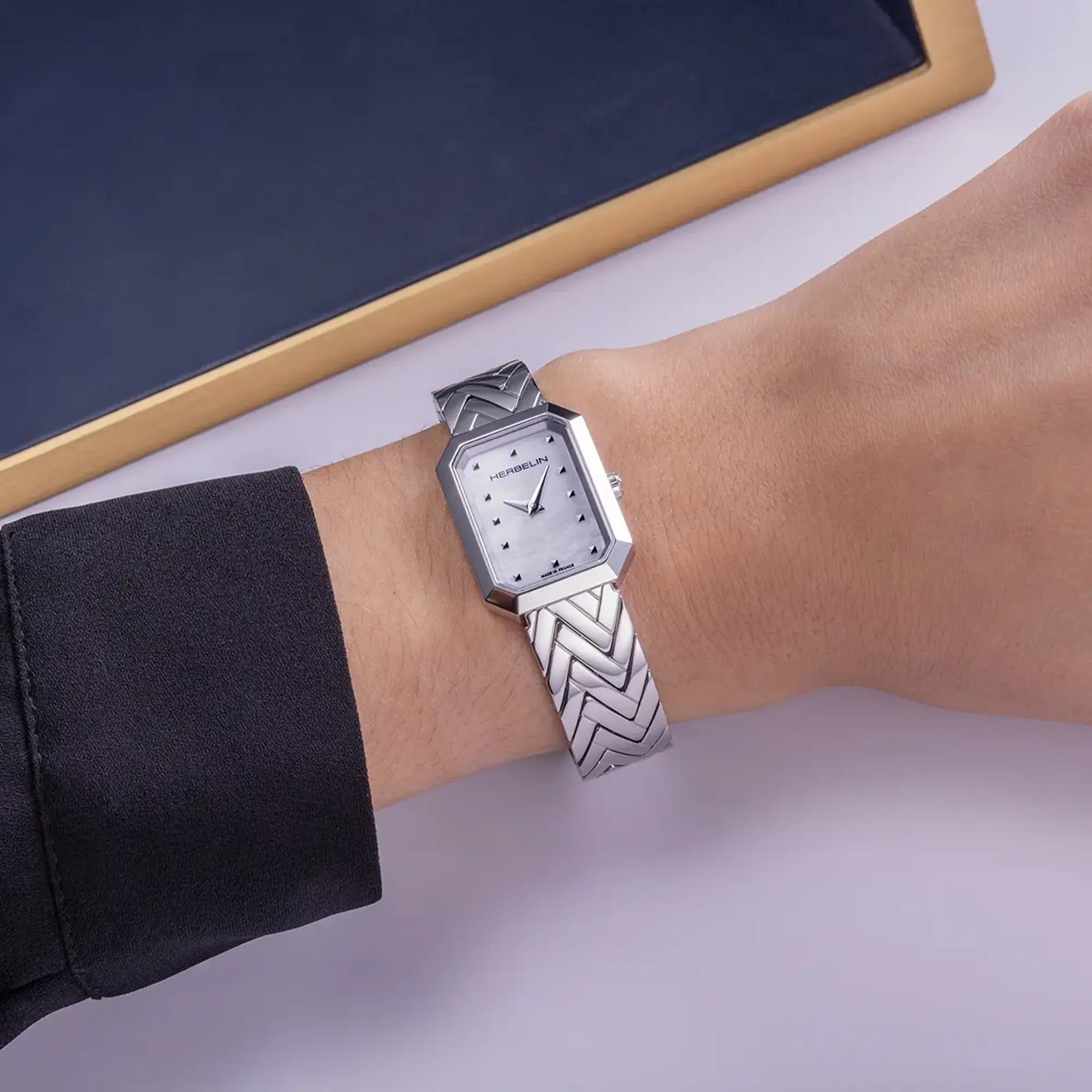 herbelin-octog-ne-chevrons-montre-femme-acier-nacre image 2