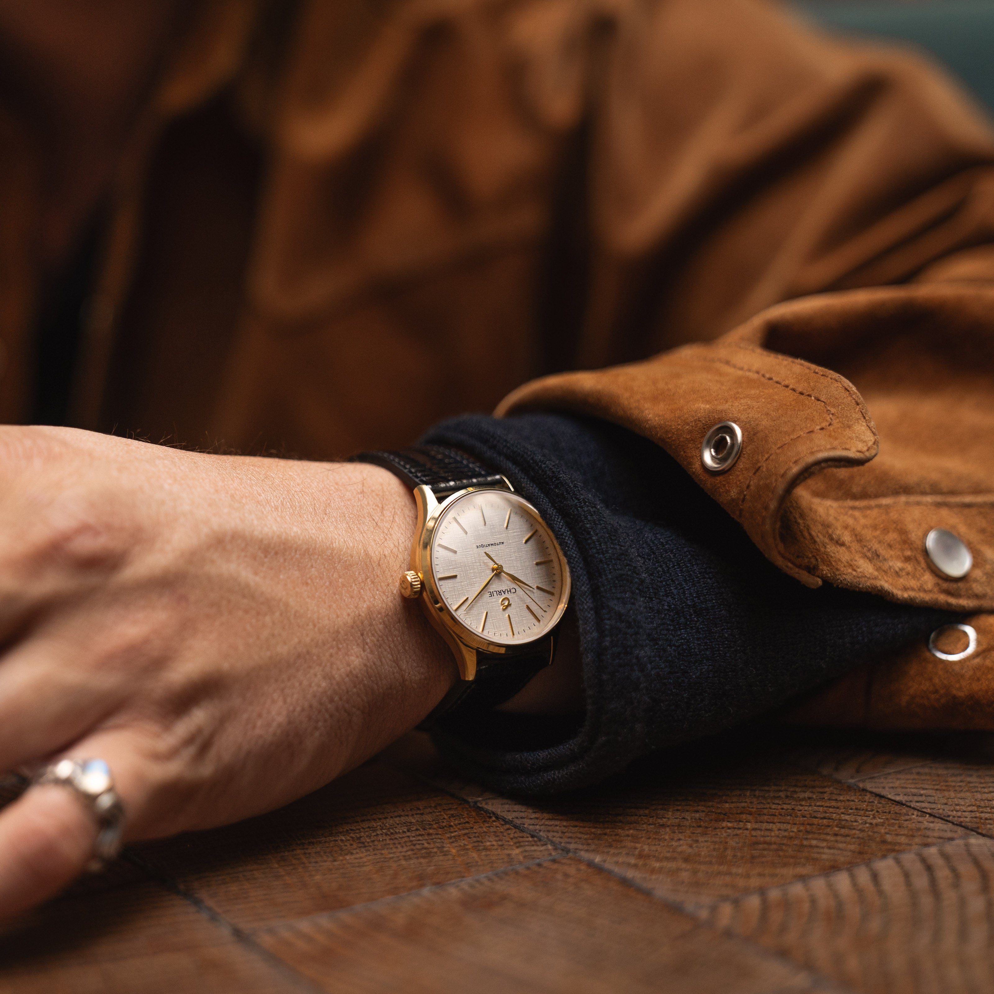 charlie-paris-initial-lino-montre-automatique-dor-jaune-cadran-lin-35-mm image 7