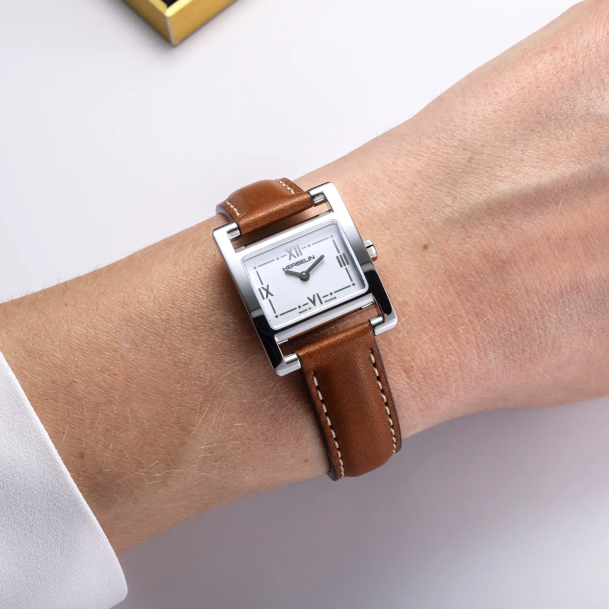 herbelin-ve-avenue-montre-quartz-femme-acier-et-cuir-camel-cadran-blanc image 2