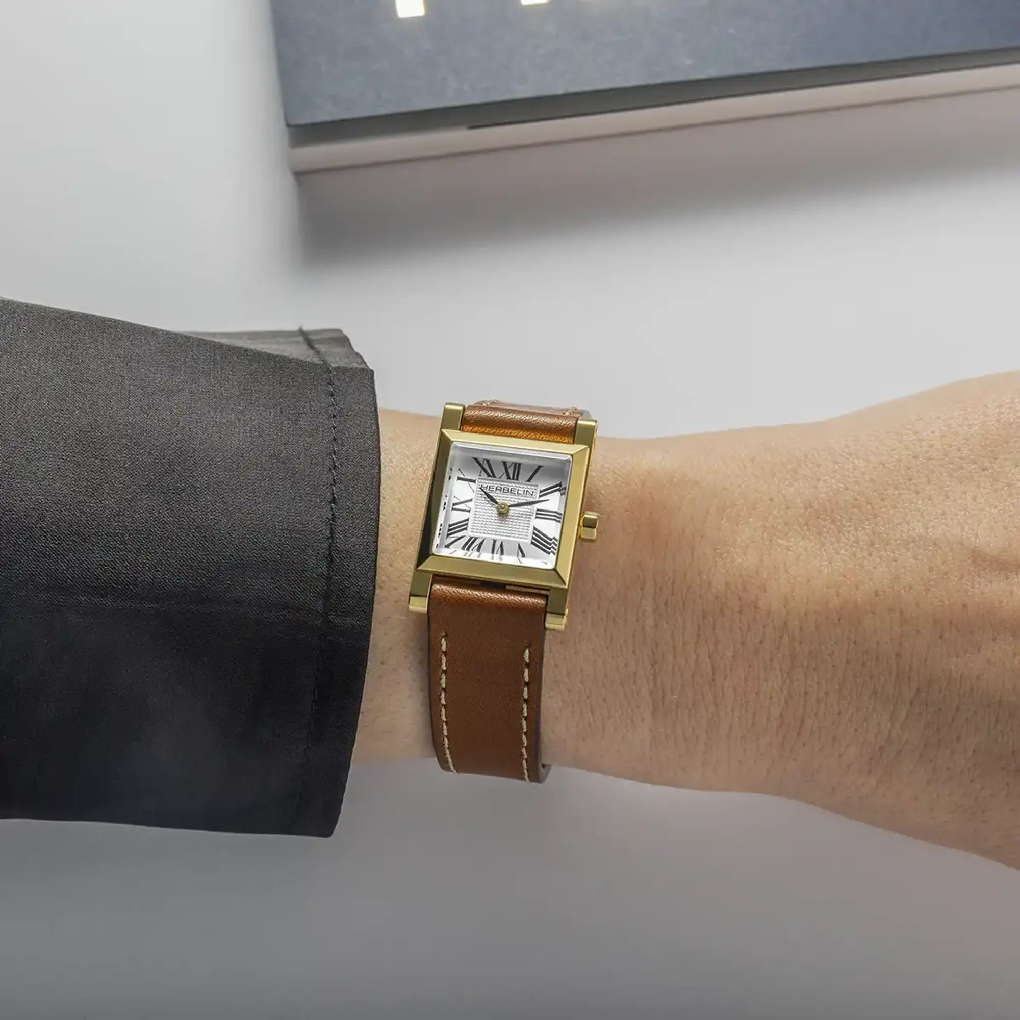herbelin-antar-s-quartz-carr-pvd-or-jaune-cuir-camel-femme image 2