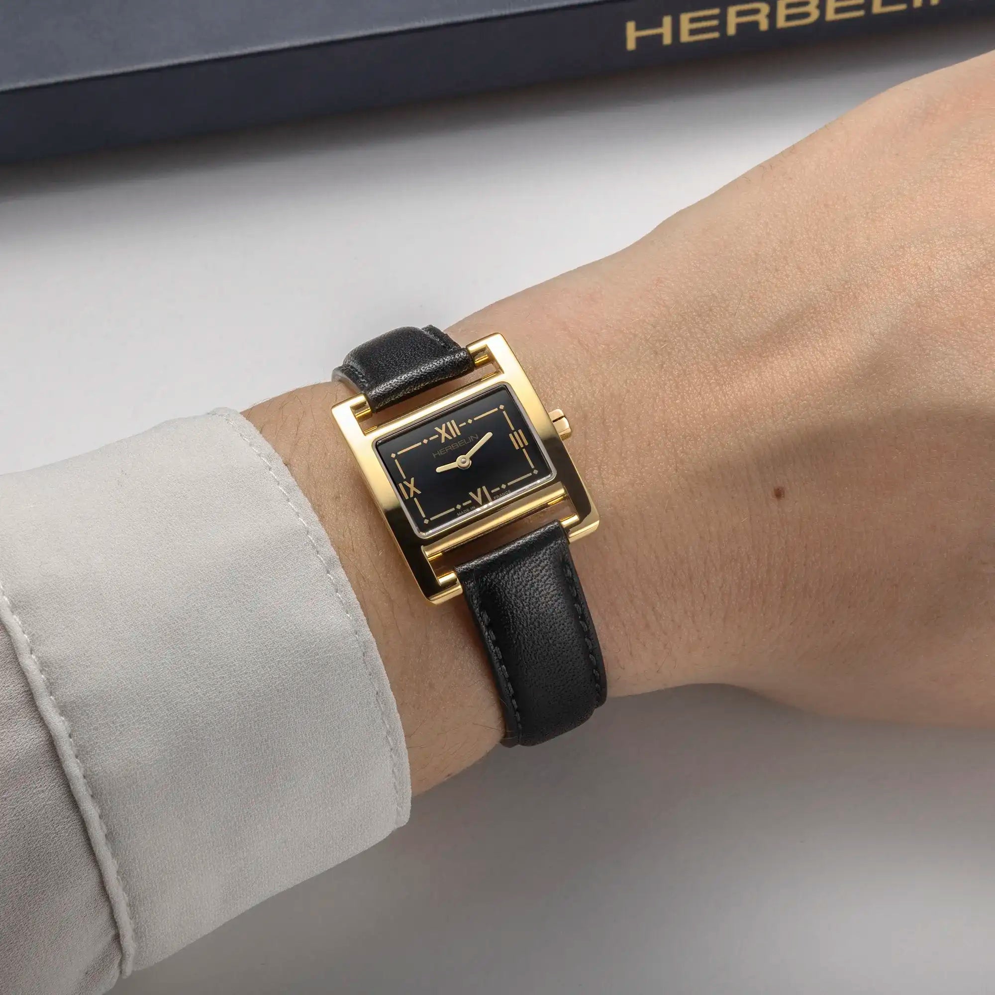 herbelin-ve-avenue-femme-quartz-pvd-or-jaune-cuir-noir image 2