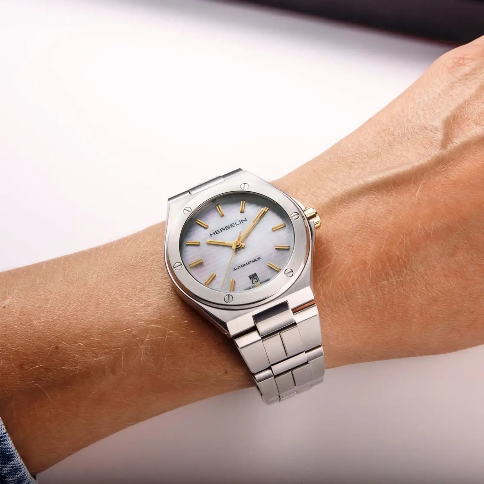 herbelin-cap-camarat-automatique-montre-femme-bicolore-nacre-fond-transparent image 2