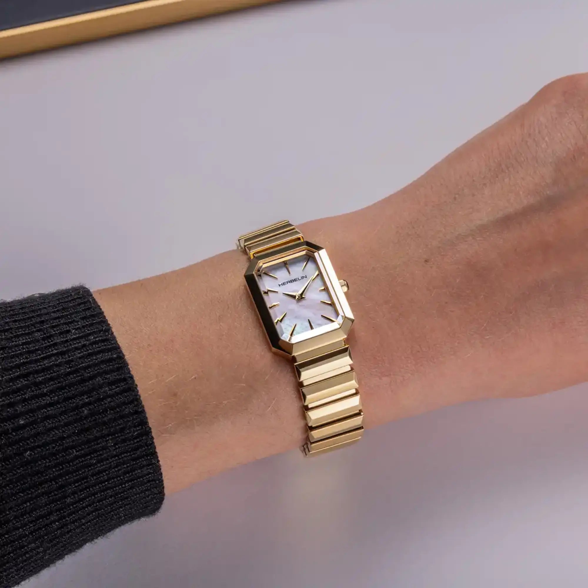 herbelin-octog-ne-montre-quartz-femme-nacre-blanche-et-acier-pvd-or-jaune image 2