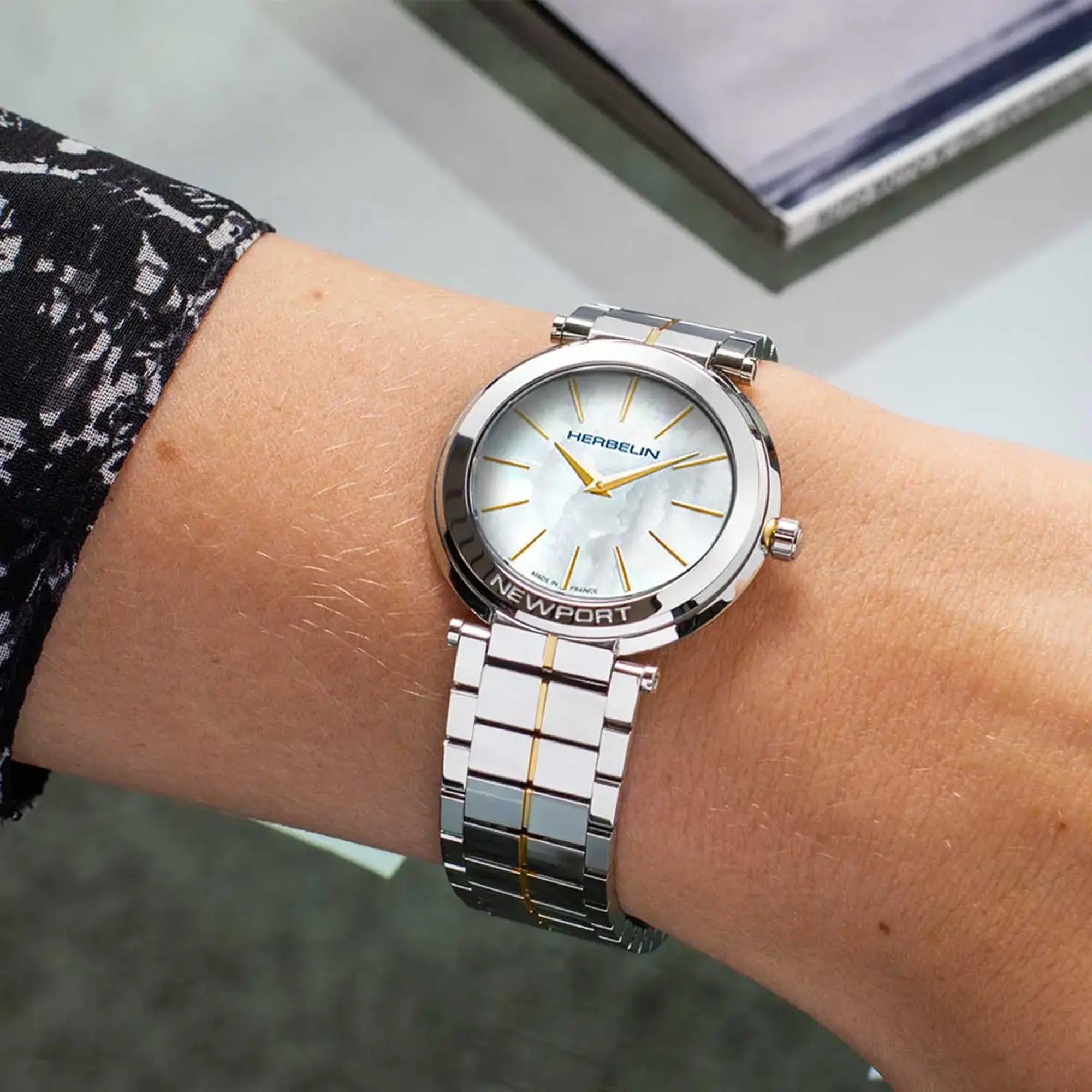 herbelin-newport-slim-quartz-nacre-et-acier-montre-femme image 2