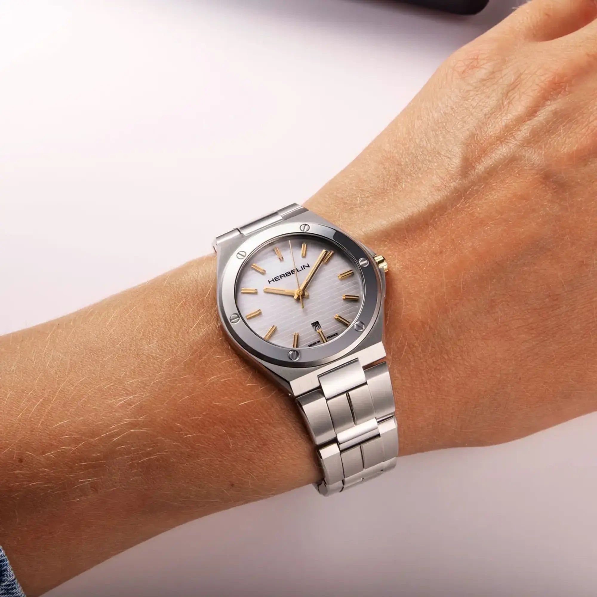 herbelin-cap-camarat-nacre-33-mm-montre-femme-quartz-acier-pvd-or-jaune image 2