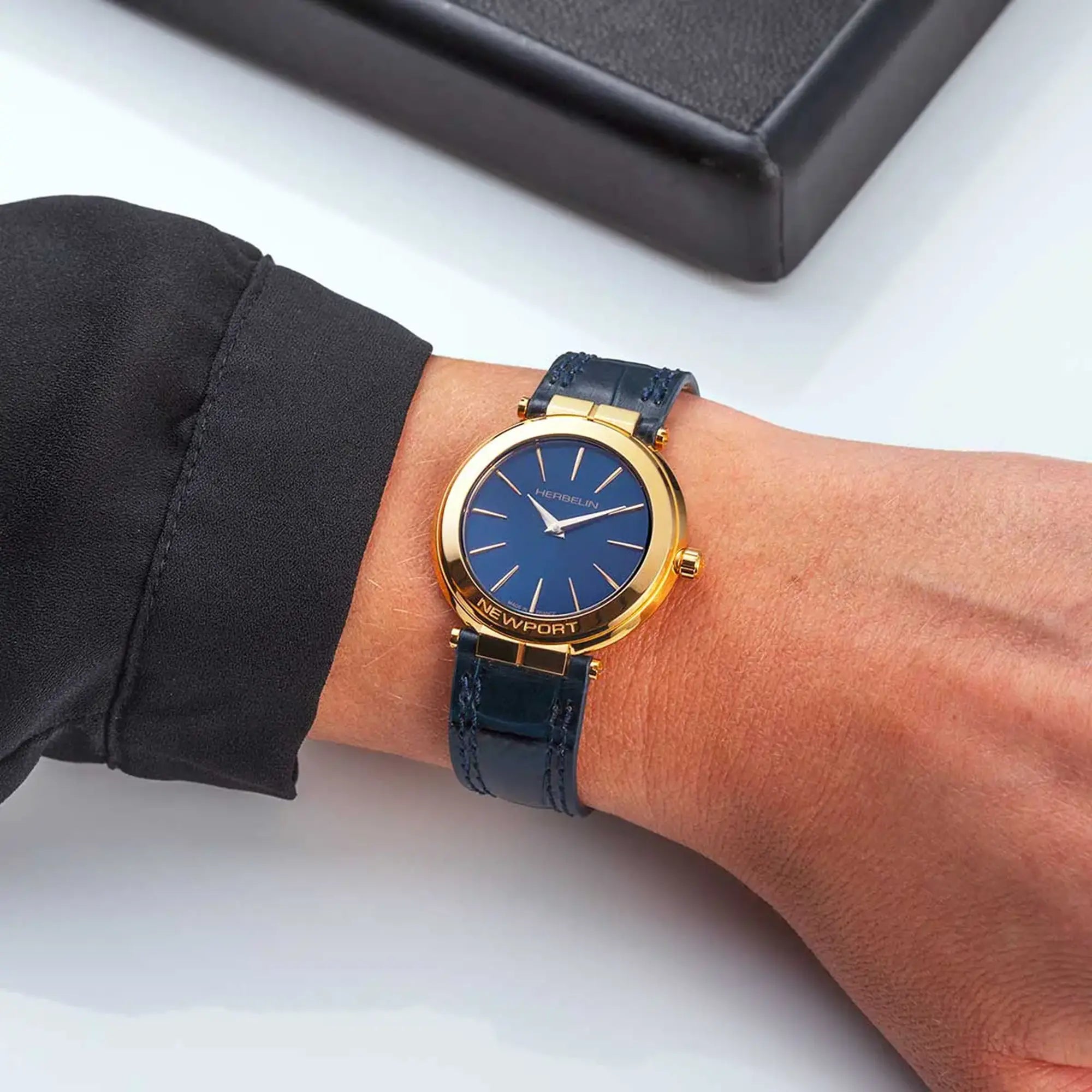 herbelin-newport-slim-femme-pvd-or-jaune-cuir-bleu-quartz image 2