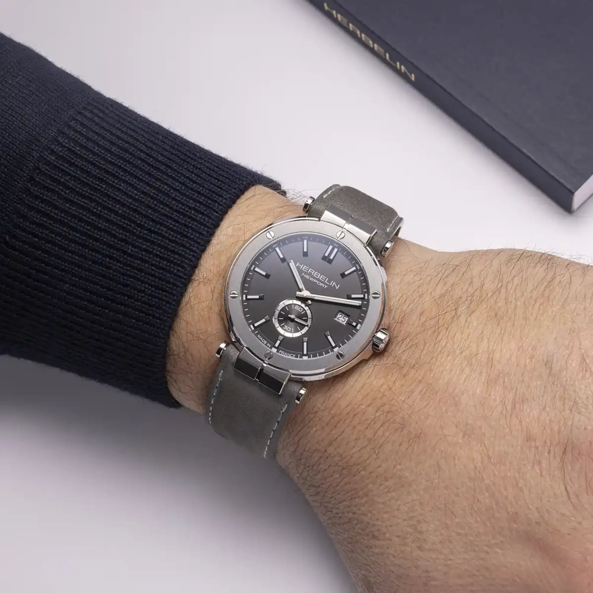 herbelin-newport-quartz-gris-cuir-gris-montre-homme-acier image 2