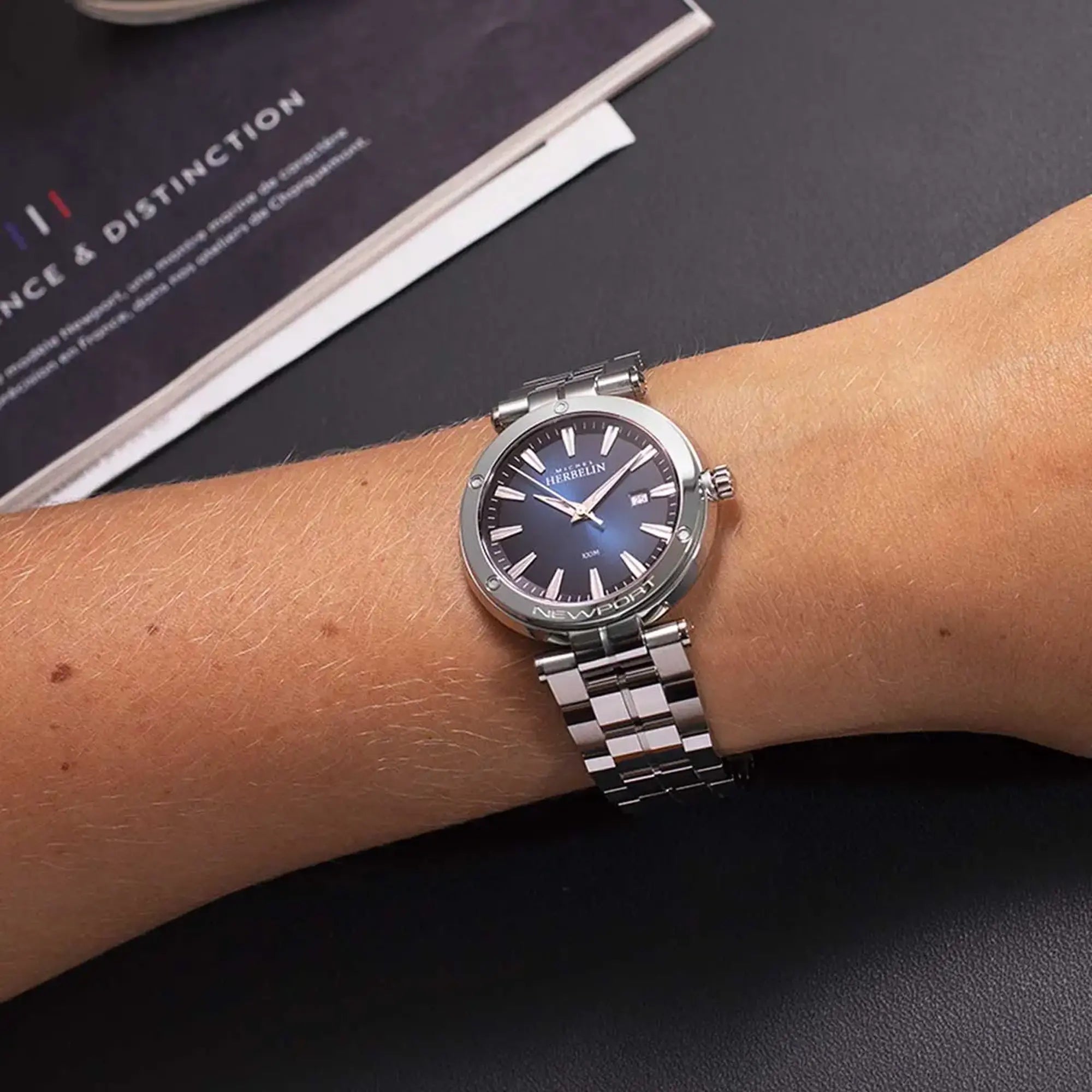 herbelin-newport-quartz-date-montre-femme-acier-cadran-bleu image 2