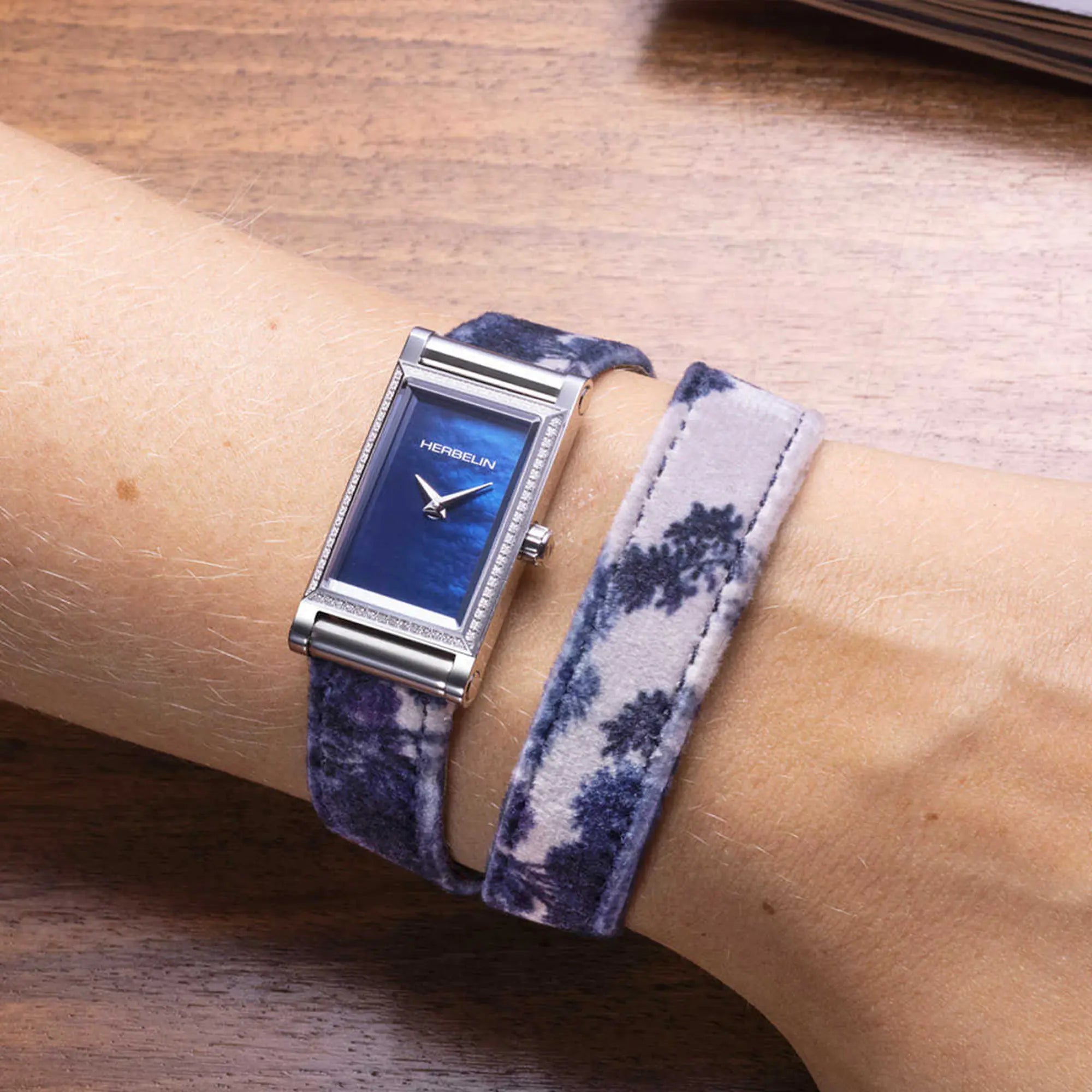 herbelin-coffret-antar-s-diamants-femme-quartz-nacr-bleu-nuit image 2