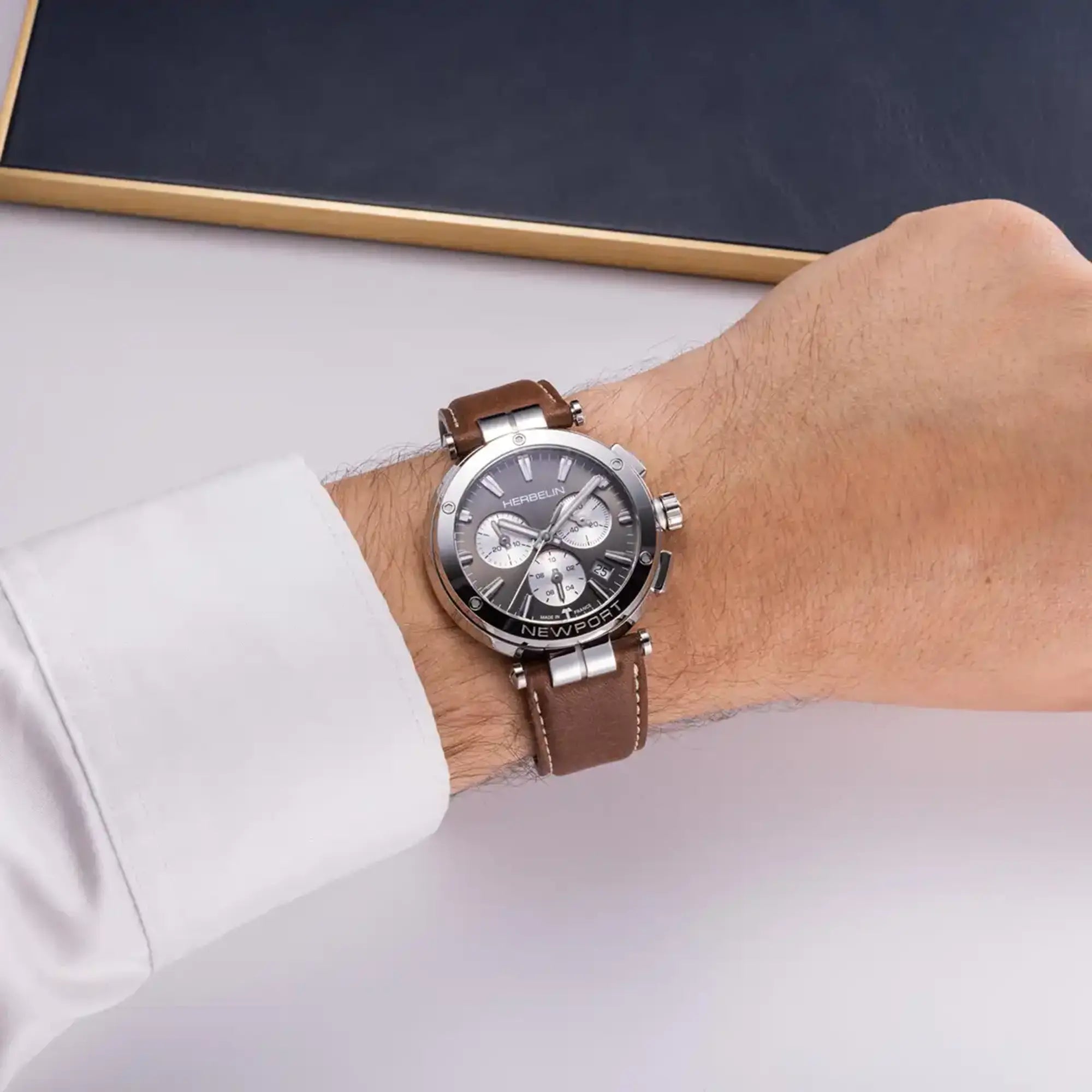 herbelin-newport-chronographe-montre-homme-gris-blanc-cuir-brun image 2
