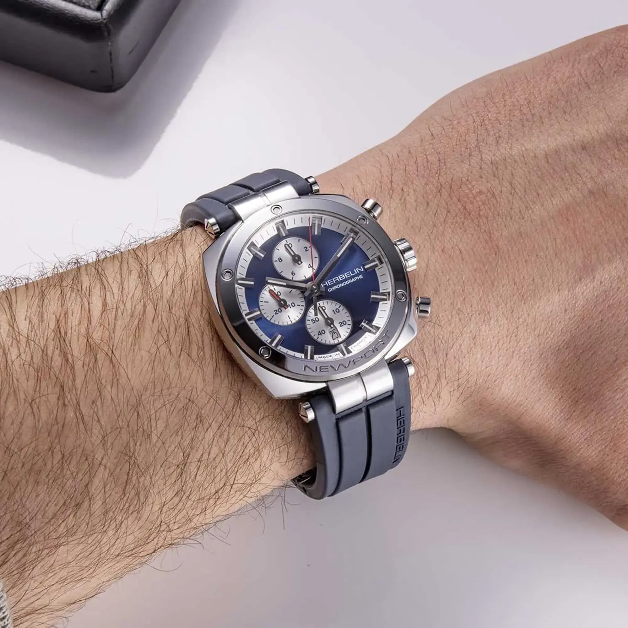 herbelin-newport-h-ritage-chronographe-quartz-montre-homme-acier-bleu-fkm image 2