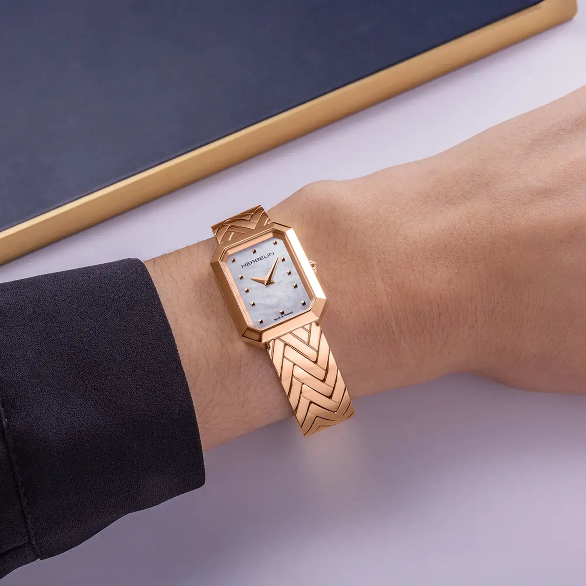 herbelin-octog-ne-chevrons-montre-femme-nacre-pvd-or-rose image 2