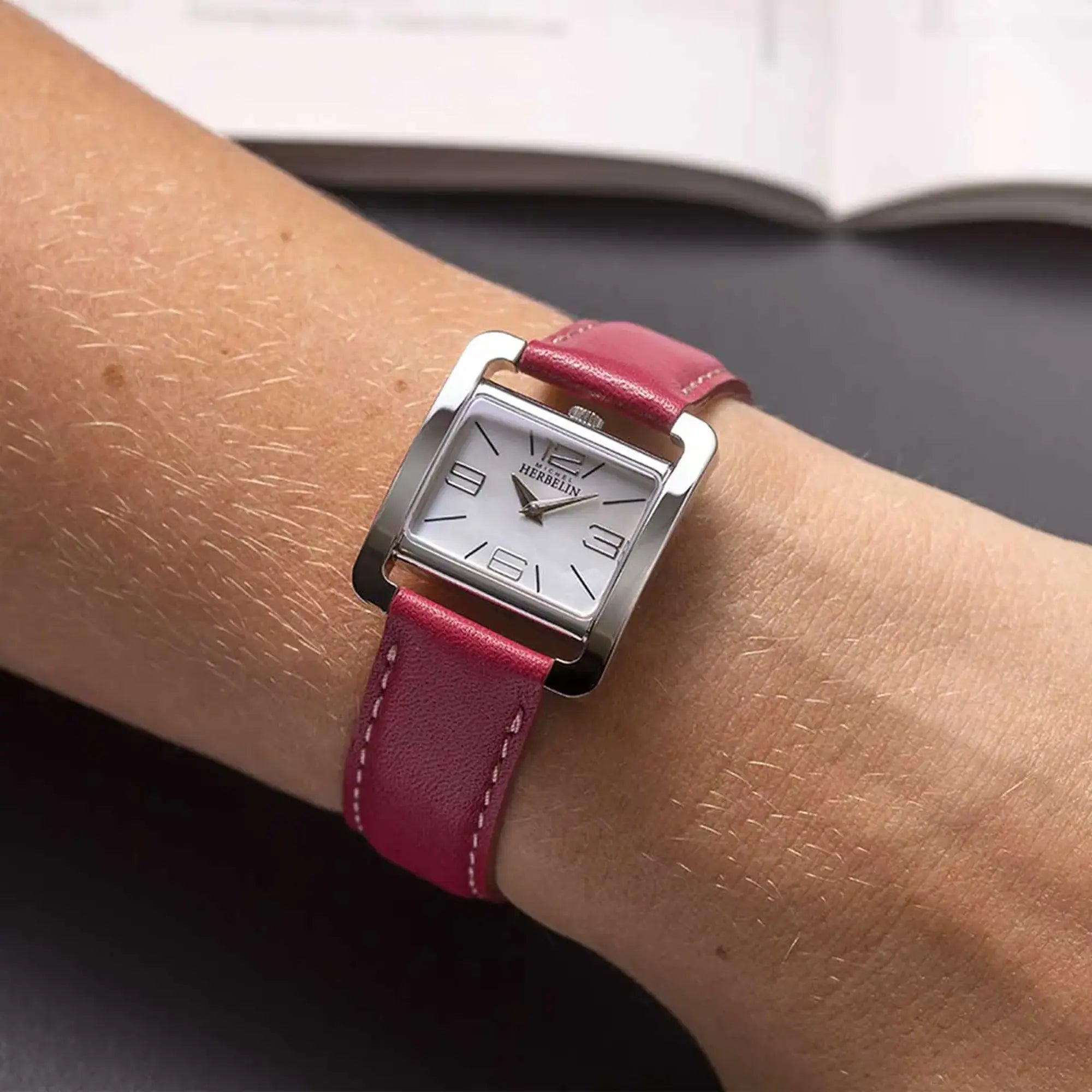 herbelin-ve-avenue-quartz-nacre-blanche-et-cuir-rose-montre-femme image 2