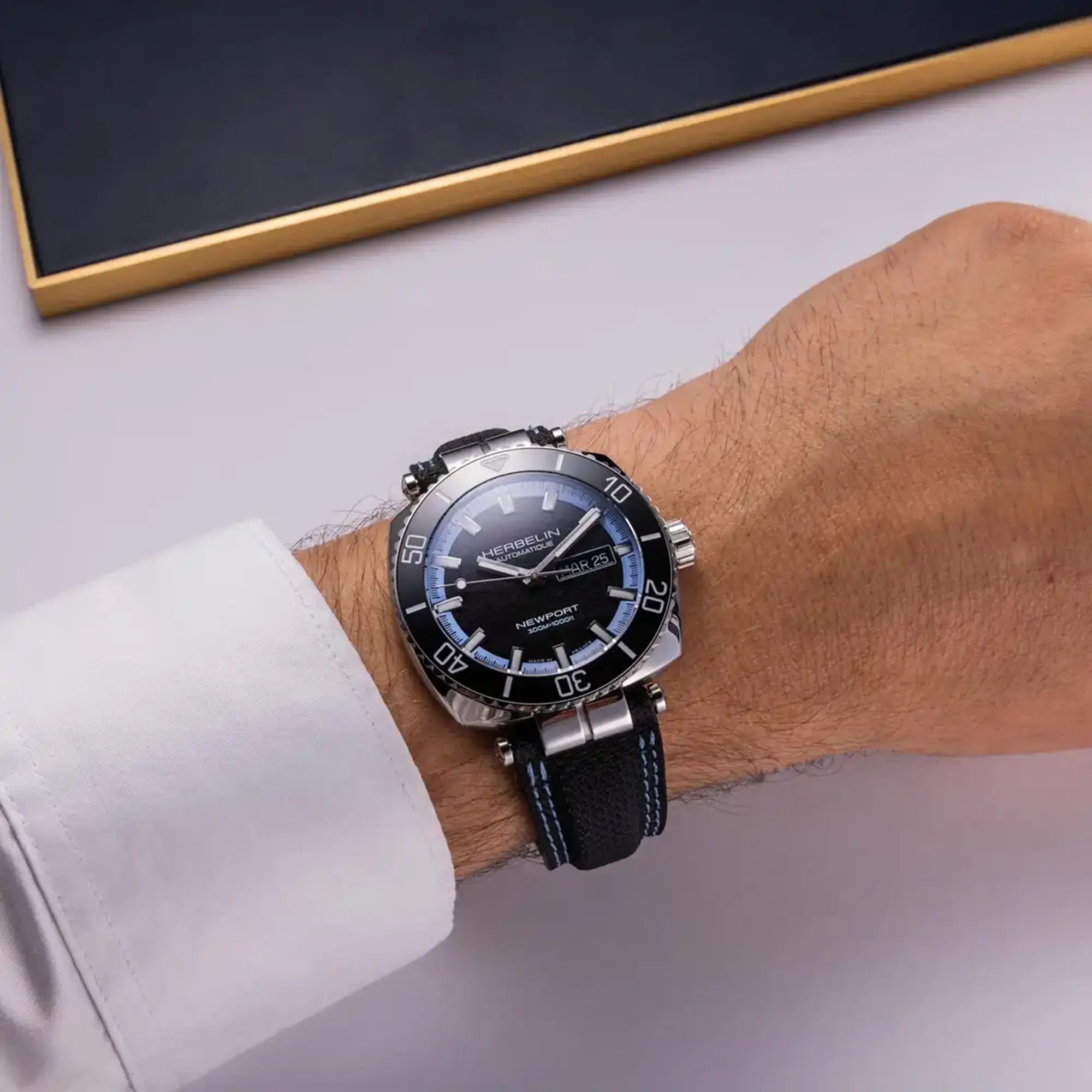 herbelin-newport-diver-automatique-montre-plong-e-rehaut-bleu-homme image 2