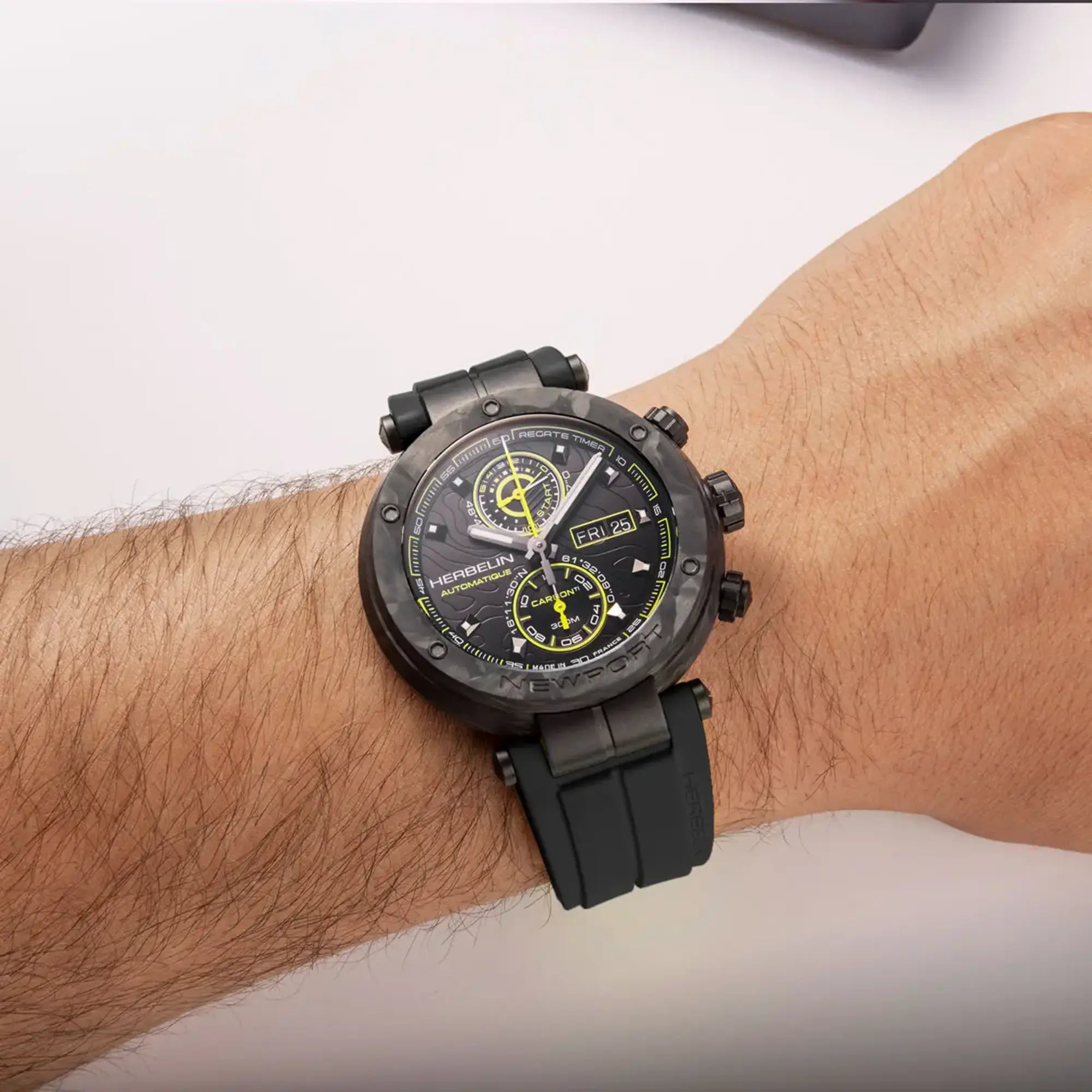 herbelin-newport-carbone-titane-chronographe-automatique-plongeuse-noire-dition- image 2