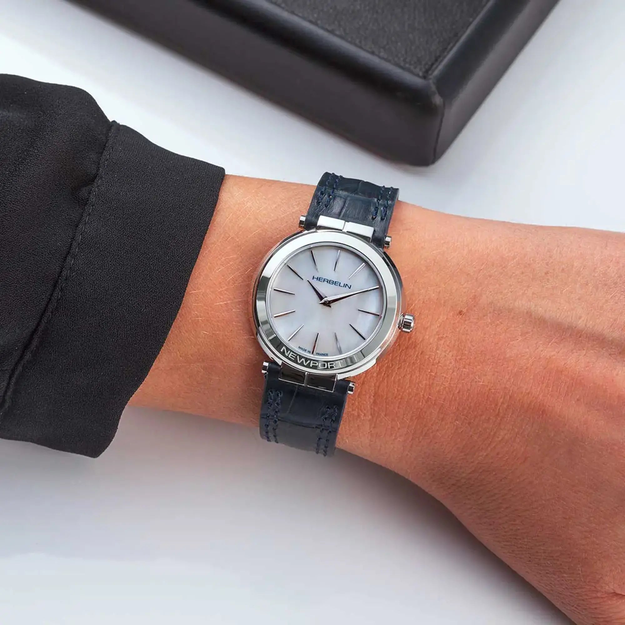 herbelin-newport-slim-quartz-femme-nacre-cuir-bleu-montre image 2