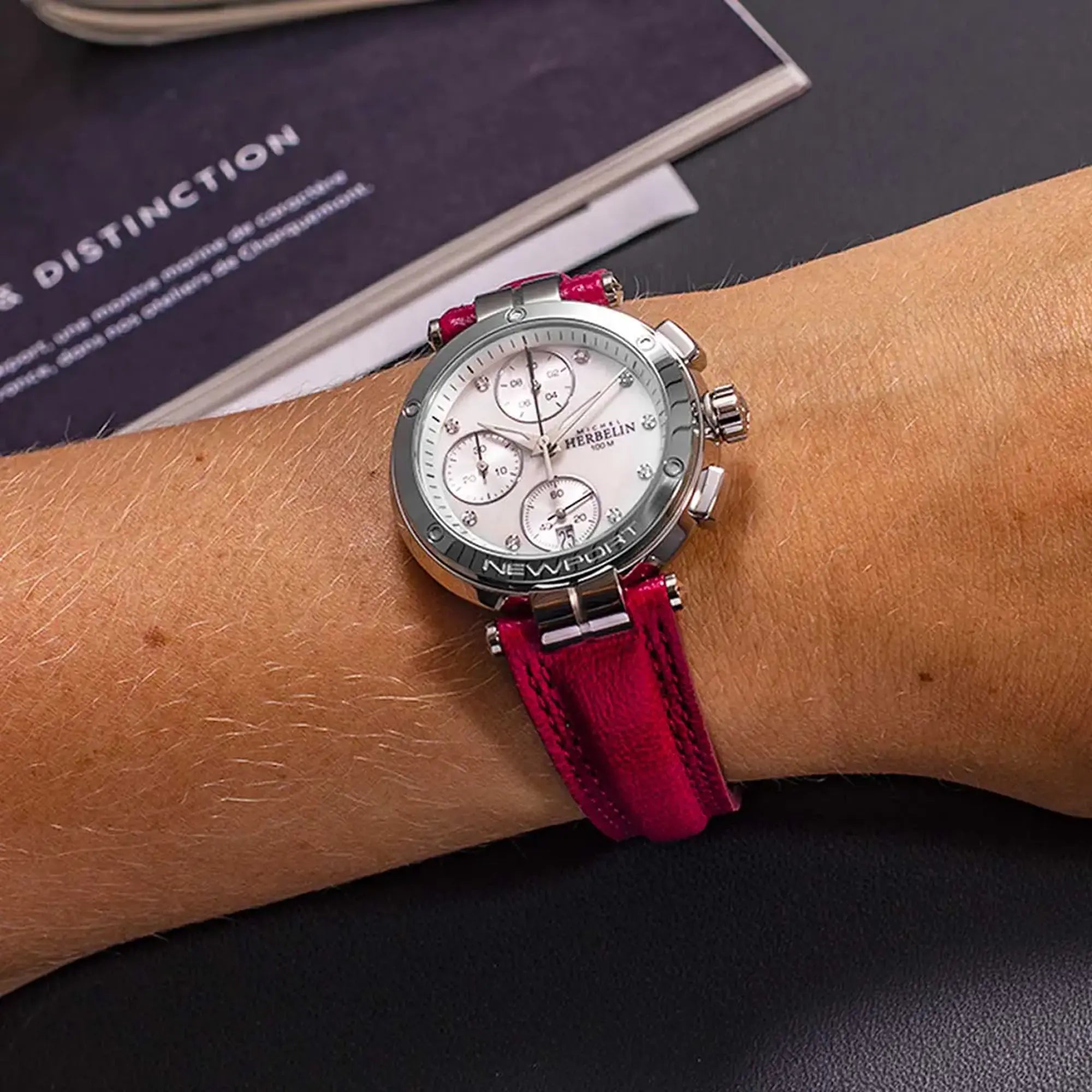 herbelin-newport-chrono-lady-montre-femme-acier-nacre-diamants-cuir-fuchsia image 2
