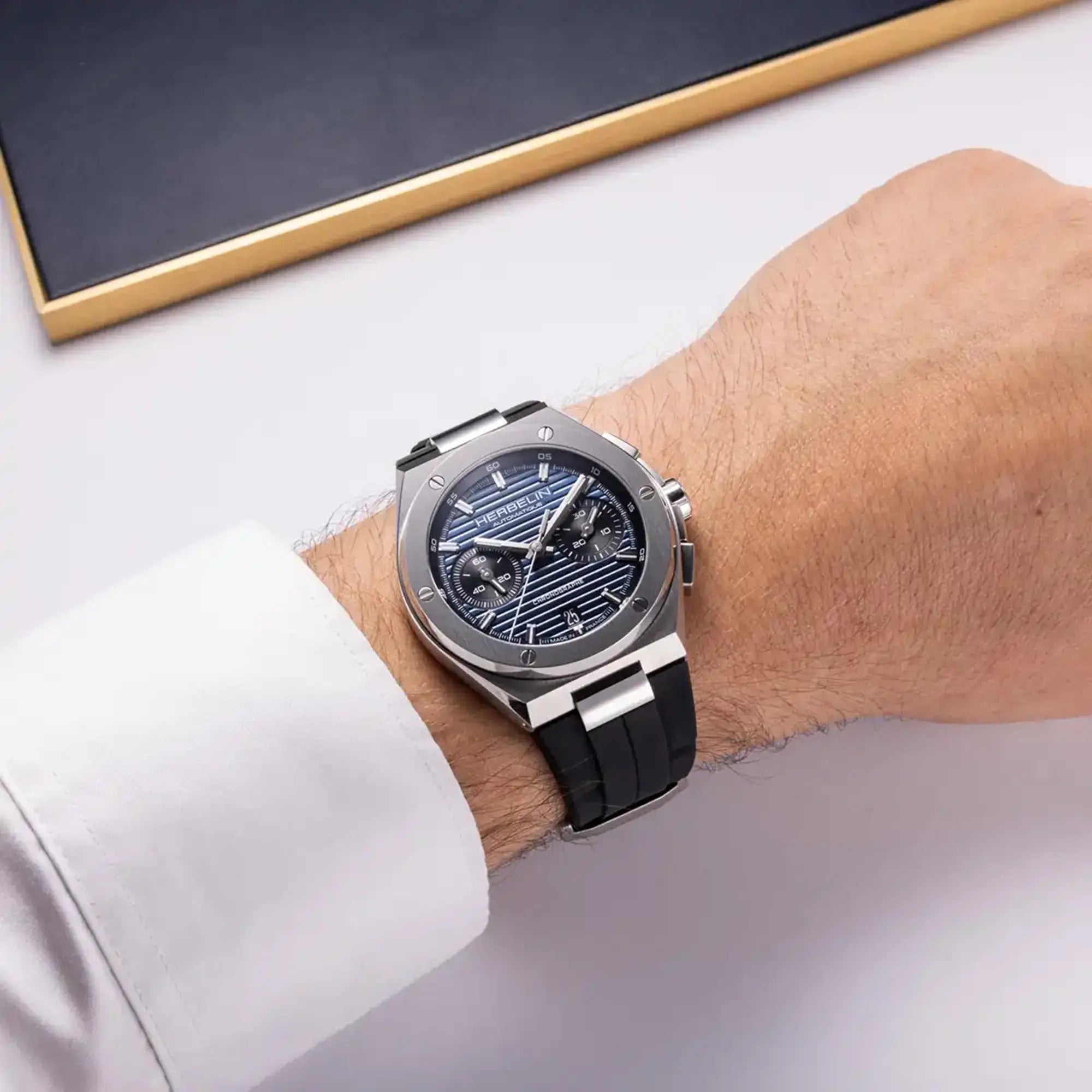 herbelin-cap-camarat-chronographe-automatique-montre-homme-bleu-fkm-noir image 2