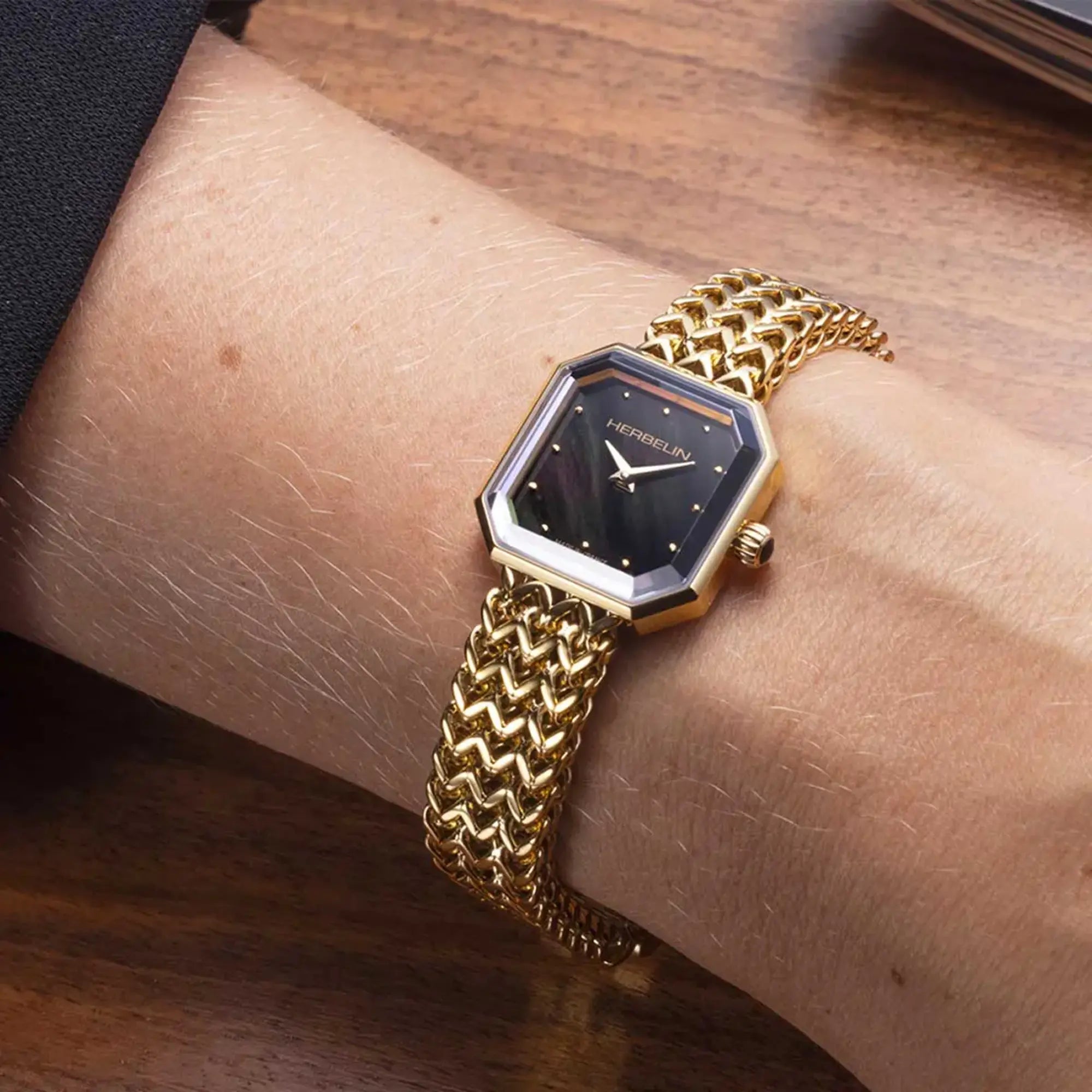 herbelin-octog-ne-quartz-carr-femme-dor-nacre-noire image 2