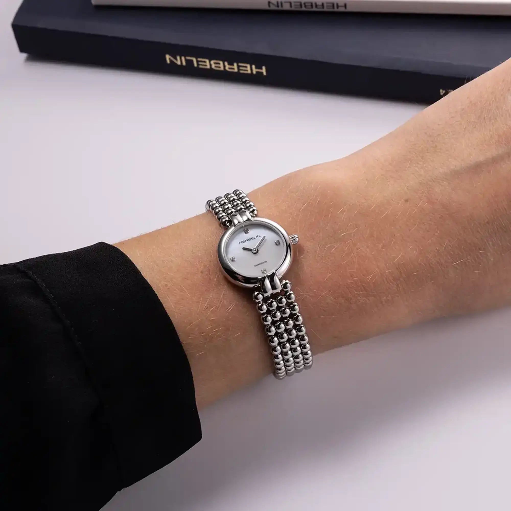 herbelin-perles-quartz-21-mm-montre-femme-nacre-diamants image 2