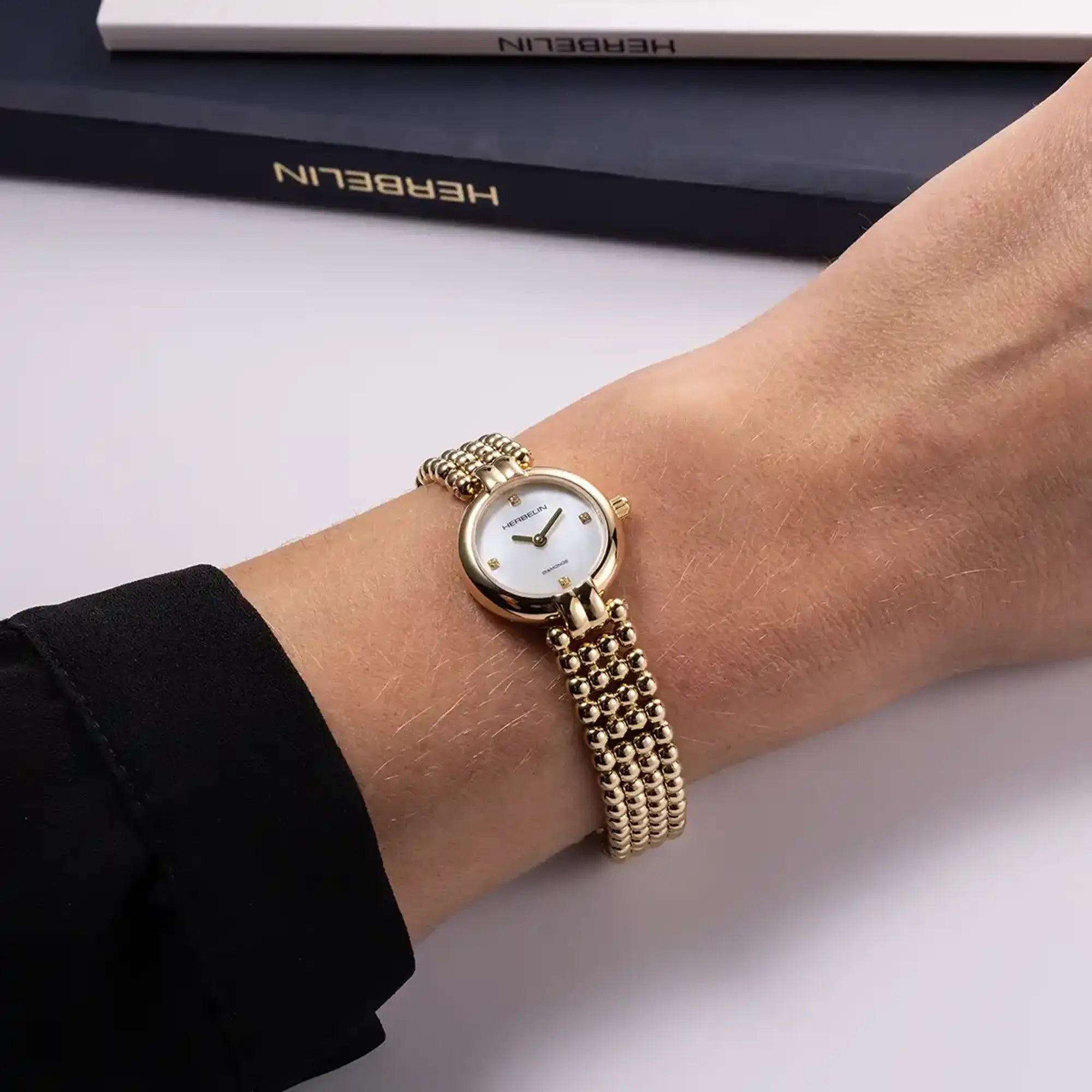 herbelin-perles-quartz-pvd-or-jaune-diamants-21-mm-montre-femme image 2
