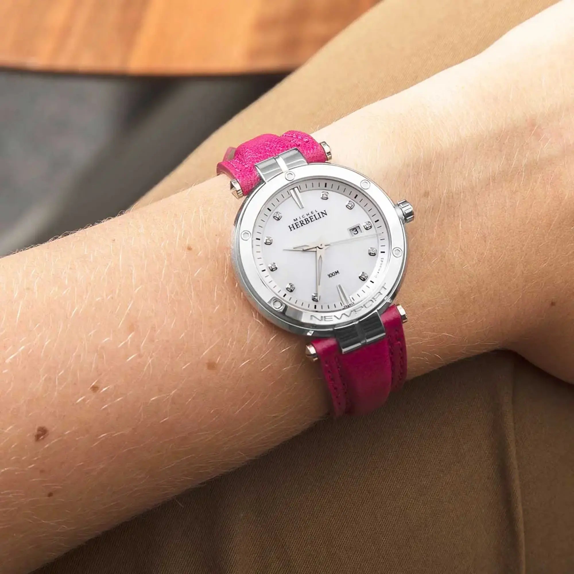 herbelin-newport-quartz-date-nacre-diamants-montre-femme-acier-cuir-fuchsia image 2