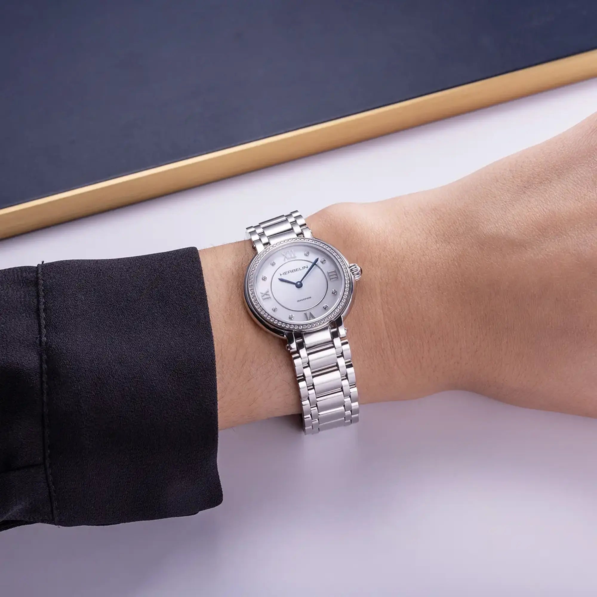 herbelin-galet-quartz-diamants-femme-acier-nacre-blanche image 2
