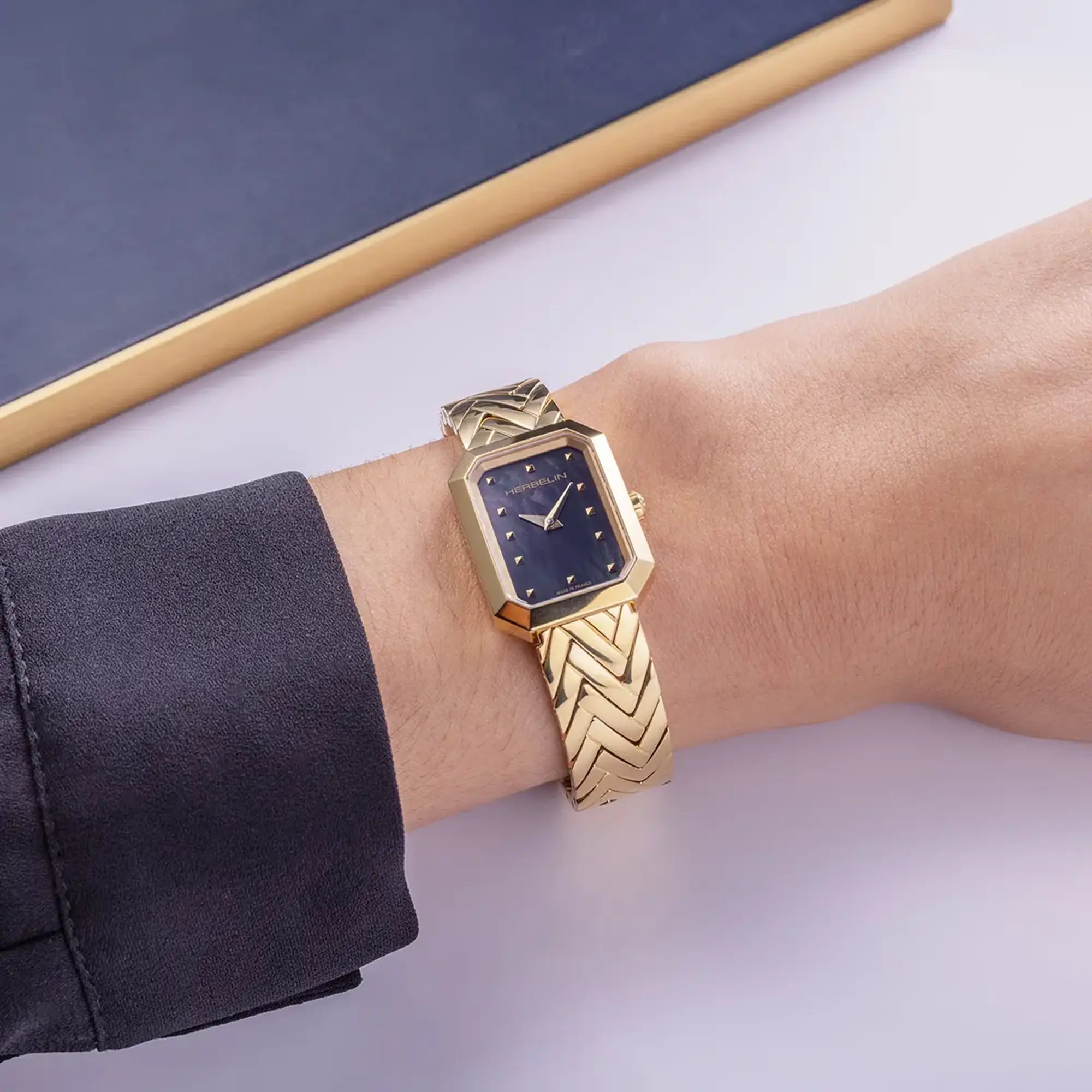 herbelin-octog-ne-chevrons-pvd-or-jaune-nacre-noire-montre-femme-acier image 2