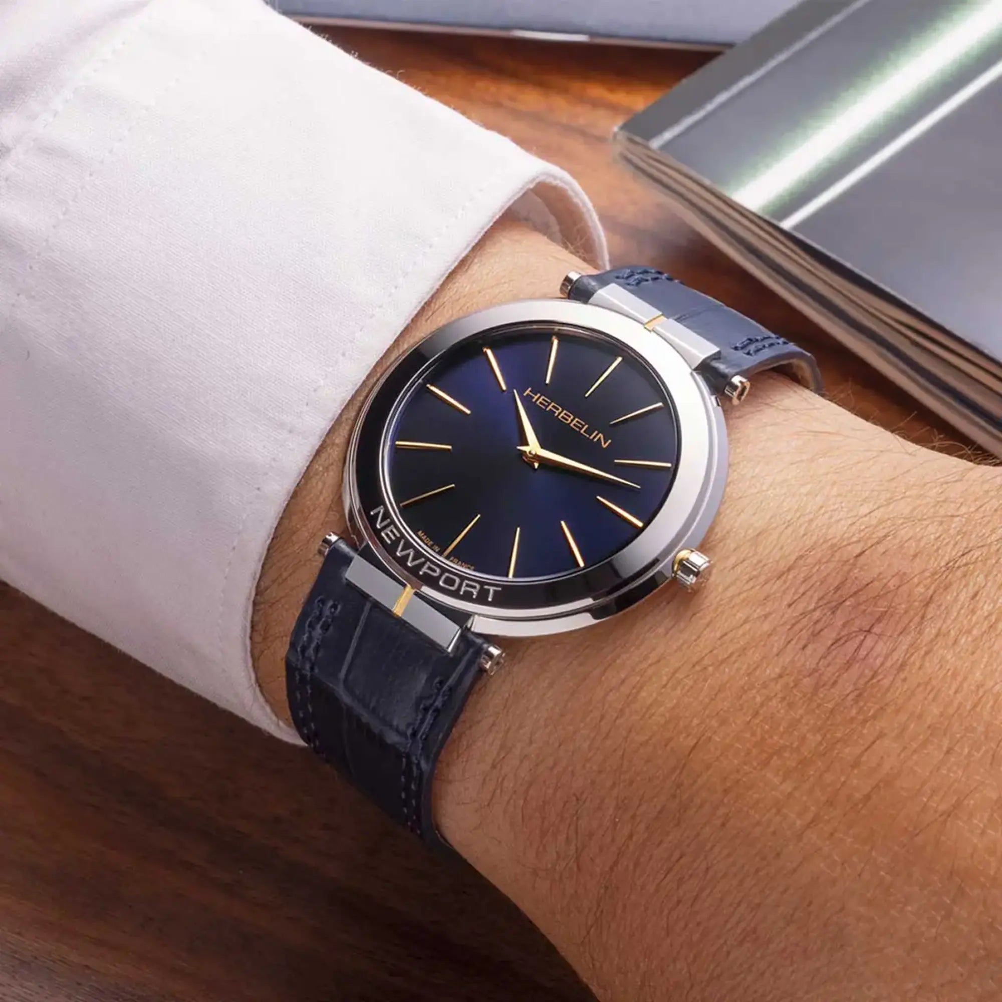 herbelin-newport-slim-homme-montre-quartz-acier-bicolore-nacre-bleue-cuir image 2