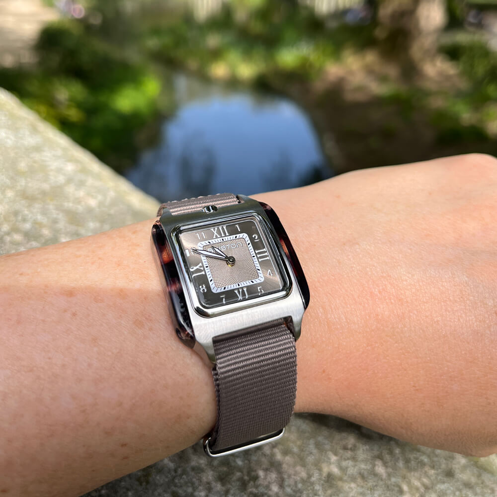 briston-streamliner-kennedy-spring-hm-montre-carr-e-30x30-mm-taupe image 3