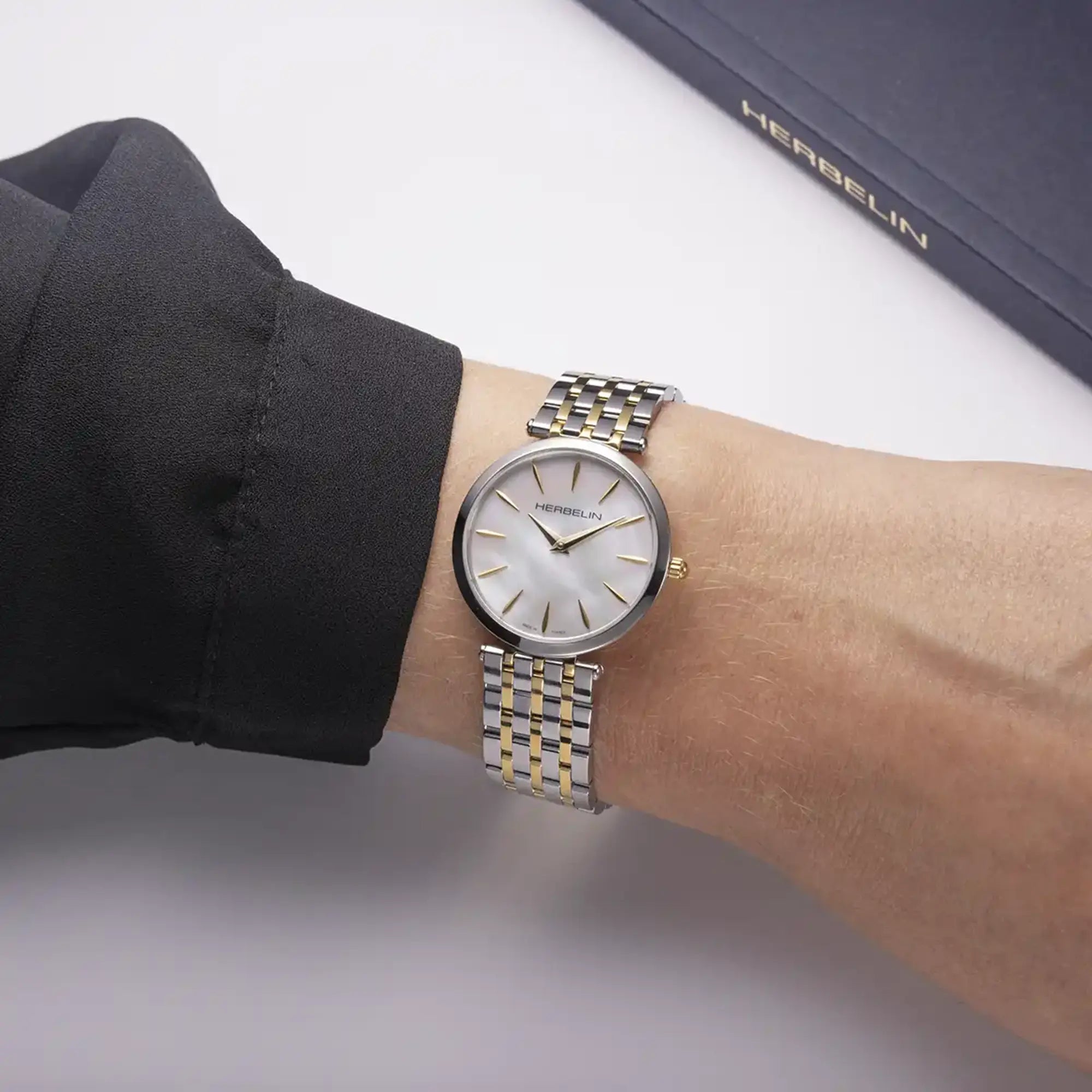herbelin-epsilon-montre-femme-quartz-28-mm-nacre-blanche-acier-pvd-or image 2