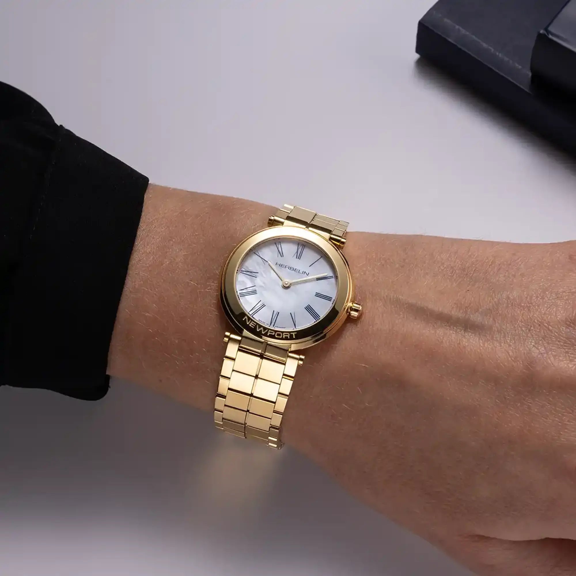 herbelin-newport-slim-quartz-pvd-or-jaune-nacre-femme image 2