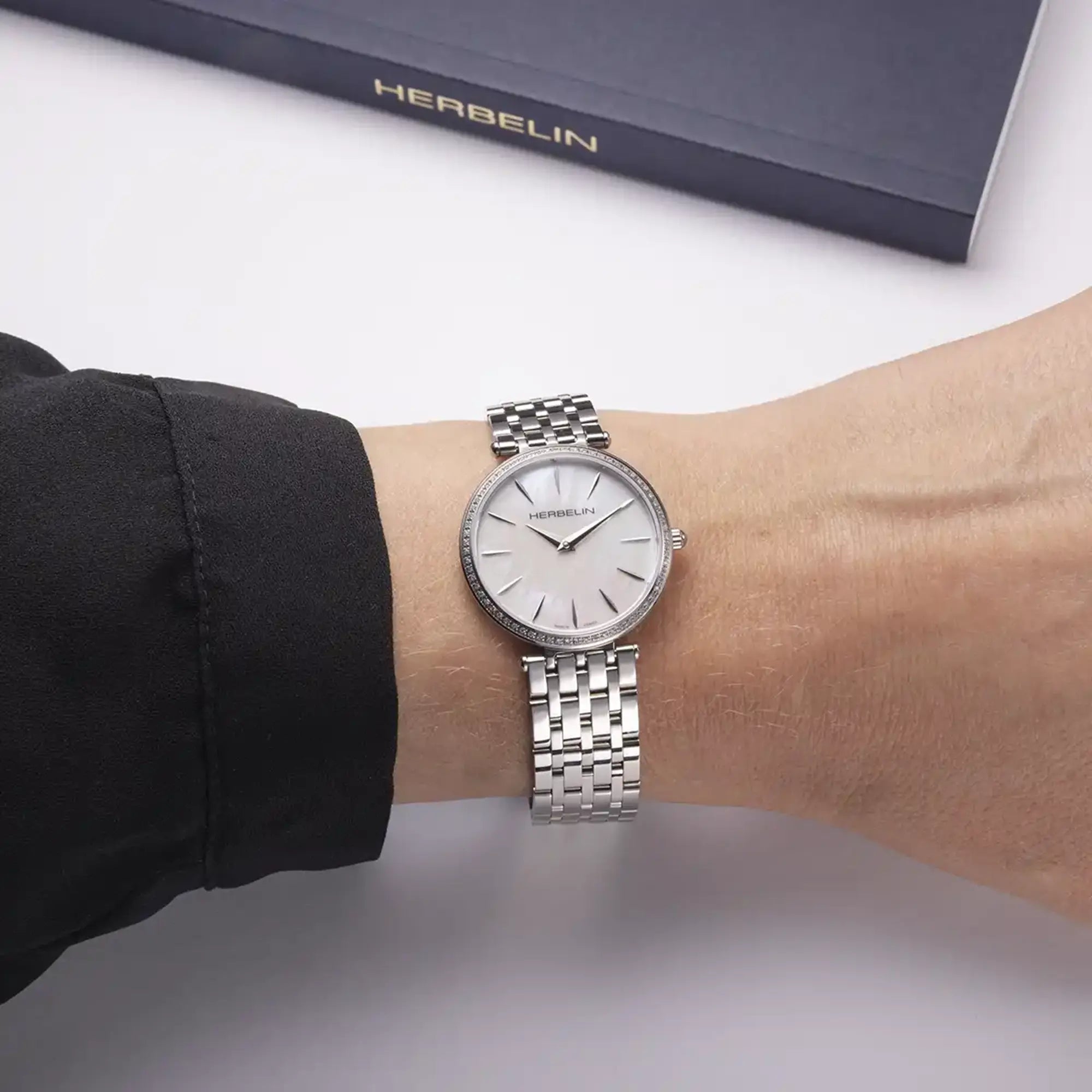 herbelin-epsilon-quartz-montre-femme-nacre-diamants-acier-28-mm image 2