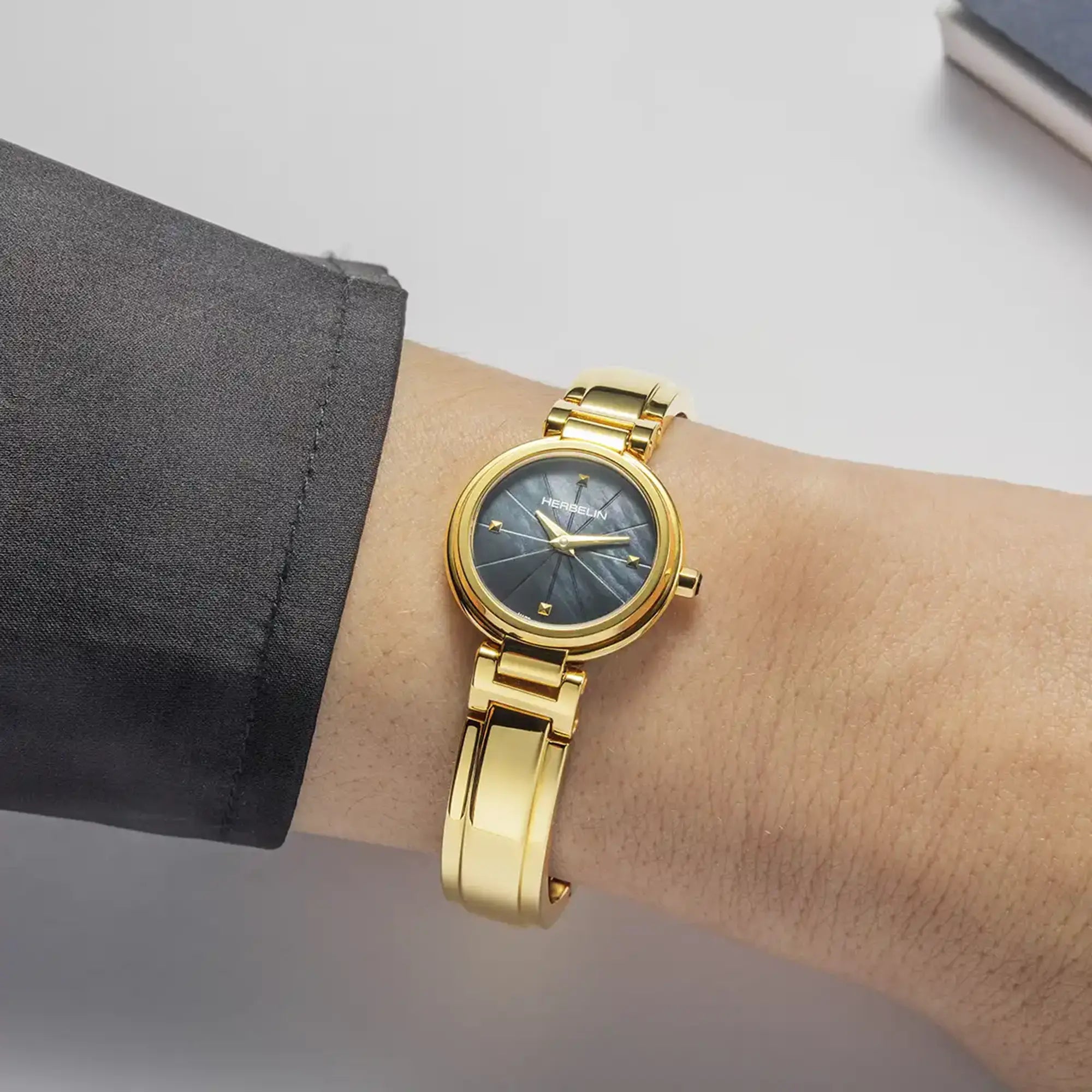 herbelin-lady-h-quartz-montre-femme-pvd-or-jaune-nacre-noire image 2