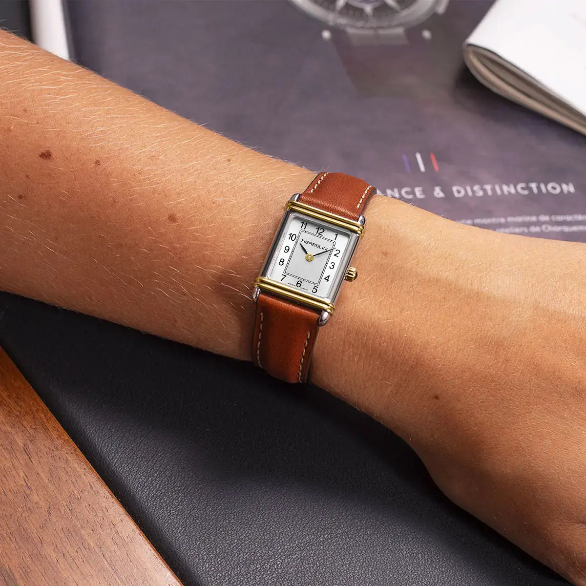 herbelin-art-d-co-quartz-montre-femme-bicolore-cuir-camel-bestseller image 2