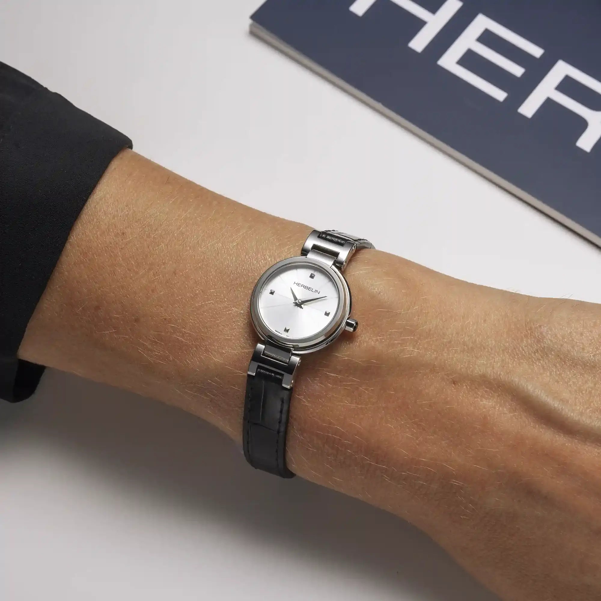 herbelin-lady-h-quartz-acier-et-cuir-noir-montre-femme-22-mm image 2