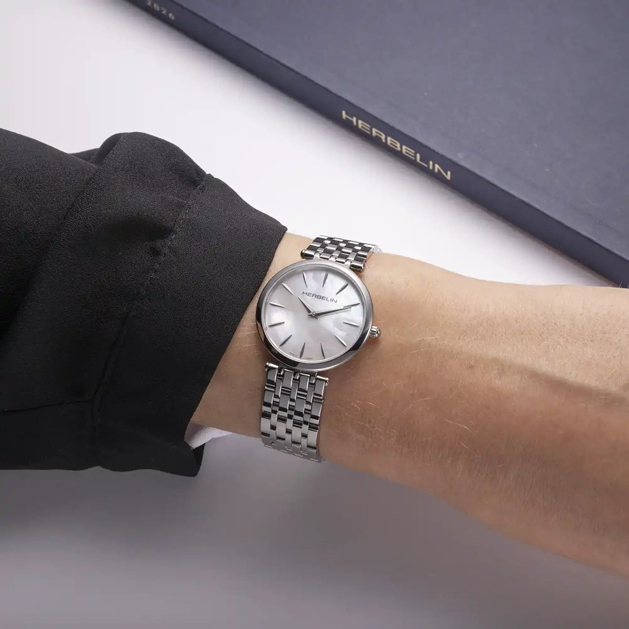 herbelin-epsilon-montre-quartz-femme-nacre-et-acier-28-mm image 2