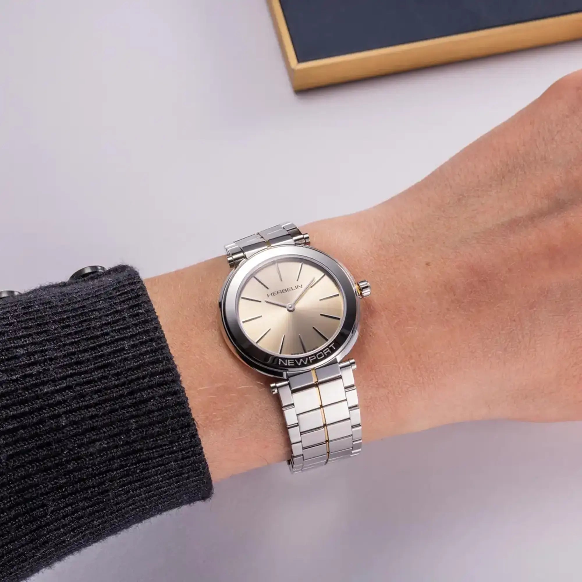 herbelin-newport-slim-quartz-montre-femme-champagne-acier image 2