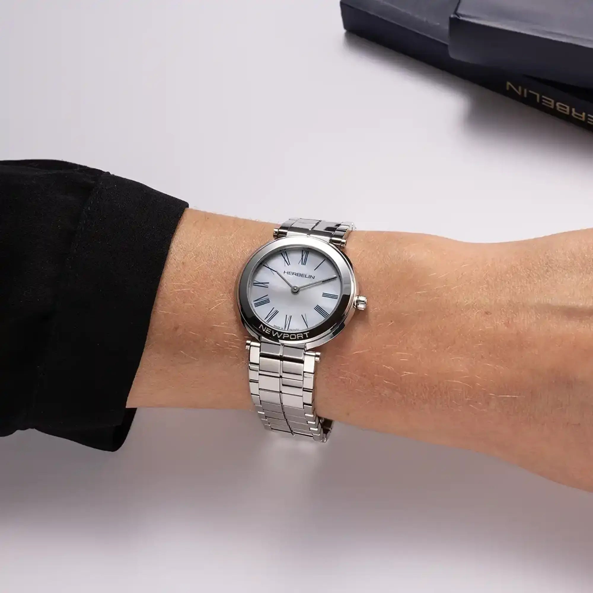 herbelin-newport-slim-quartz-montre-femme-acier-nacre-chiffres-romains-bleus image 2