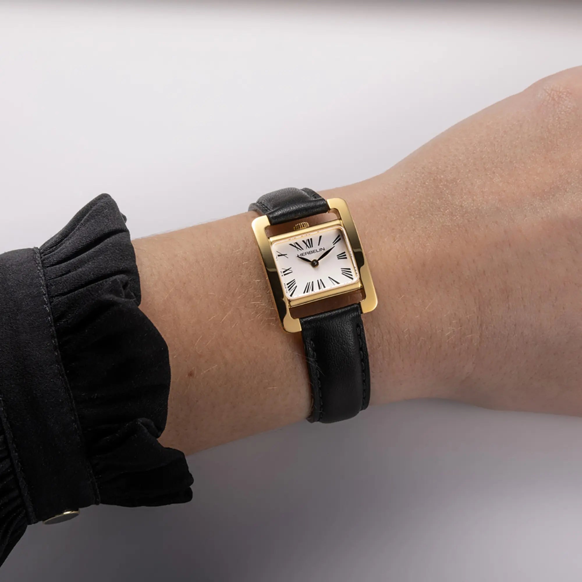 herbelin-ve-avenue-quartz-femme-pvd-or-jaune-cuir-noir image 2
