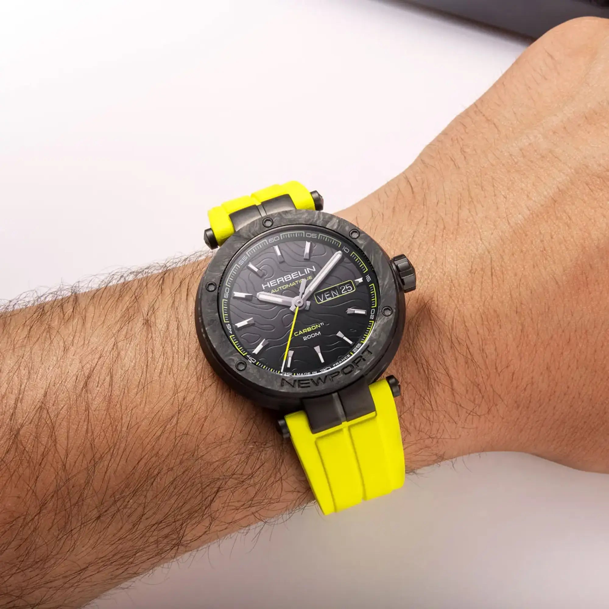 herbelin-newport-carbone-titane-automatique-jaune-montre-homme image 2