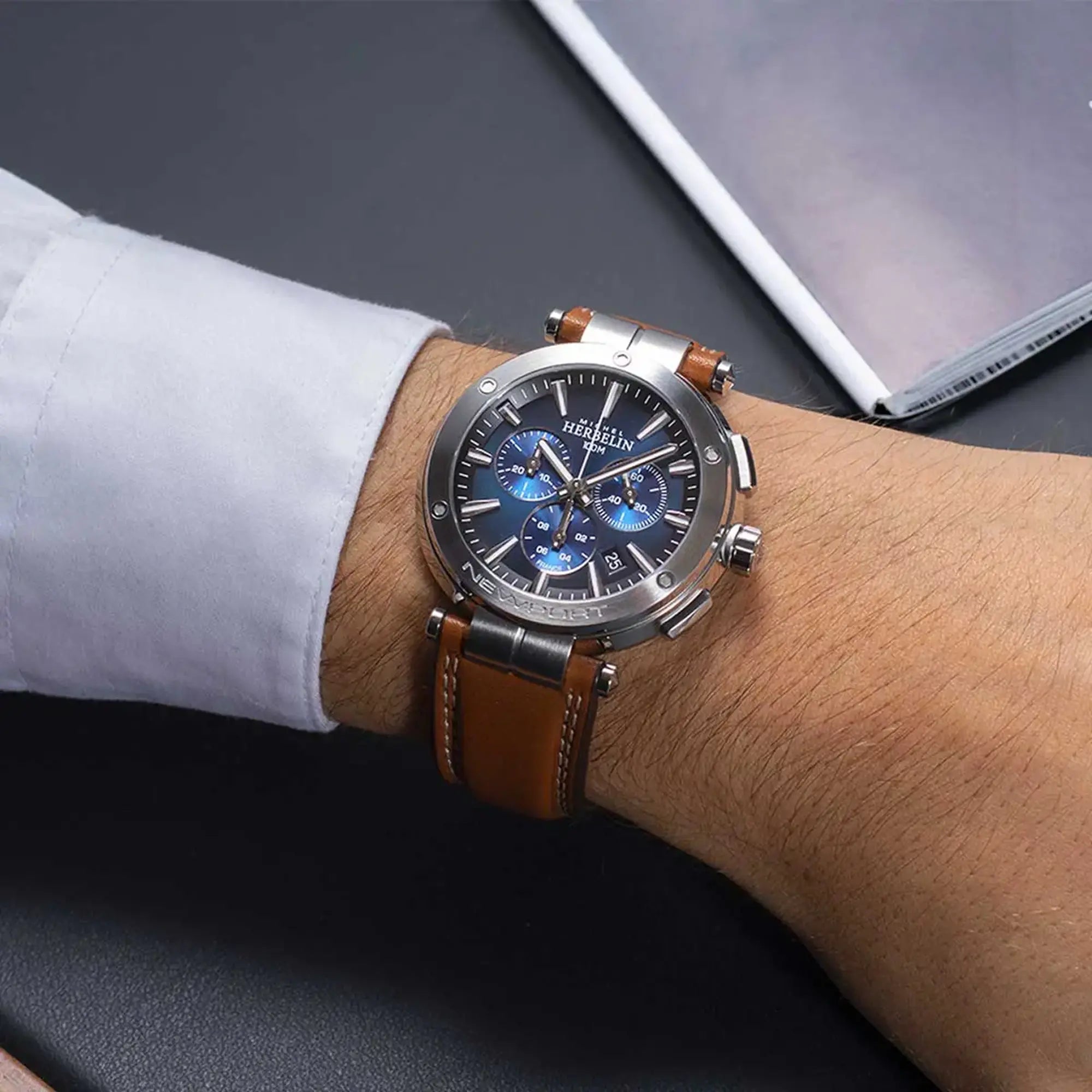 herbelin-newport-chronographe-homme-noir-cuir-camel-quartz image 2